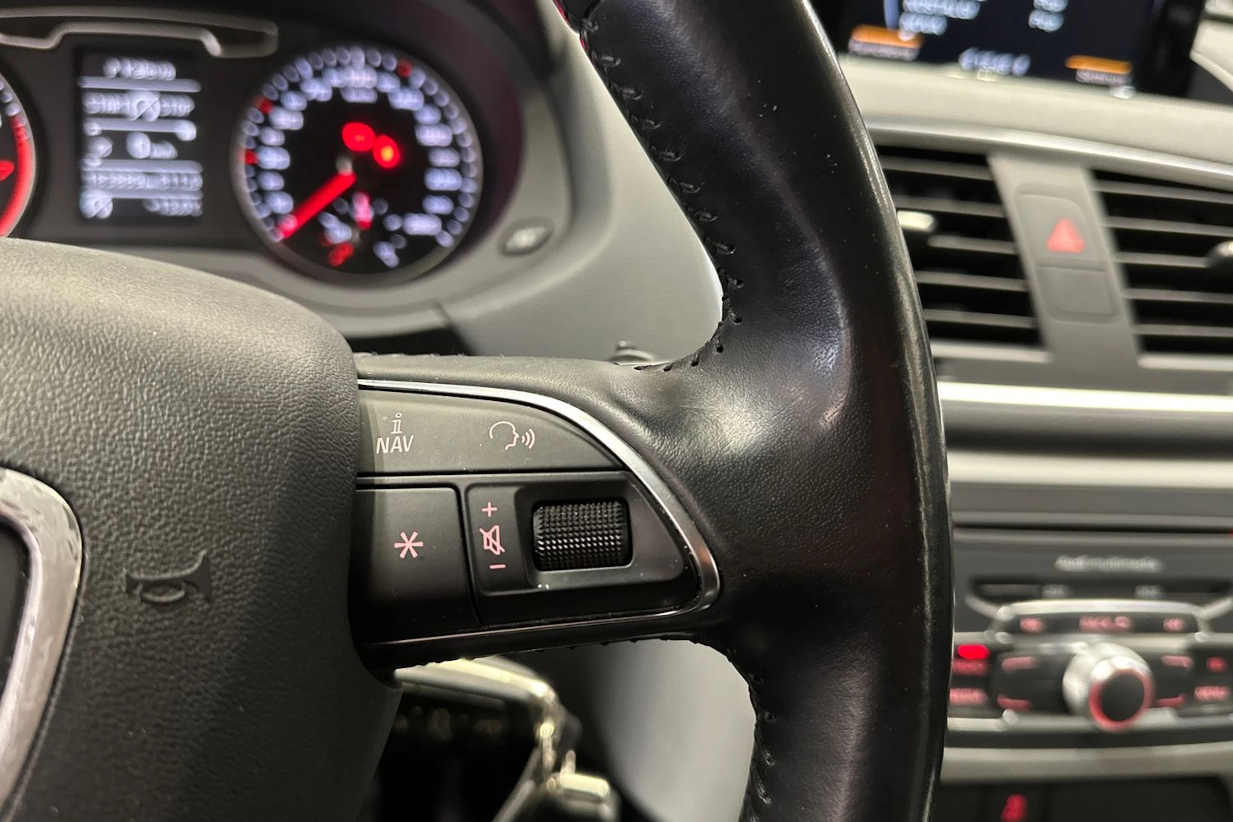 sininen Audi Q3 2014 kuva 21.