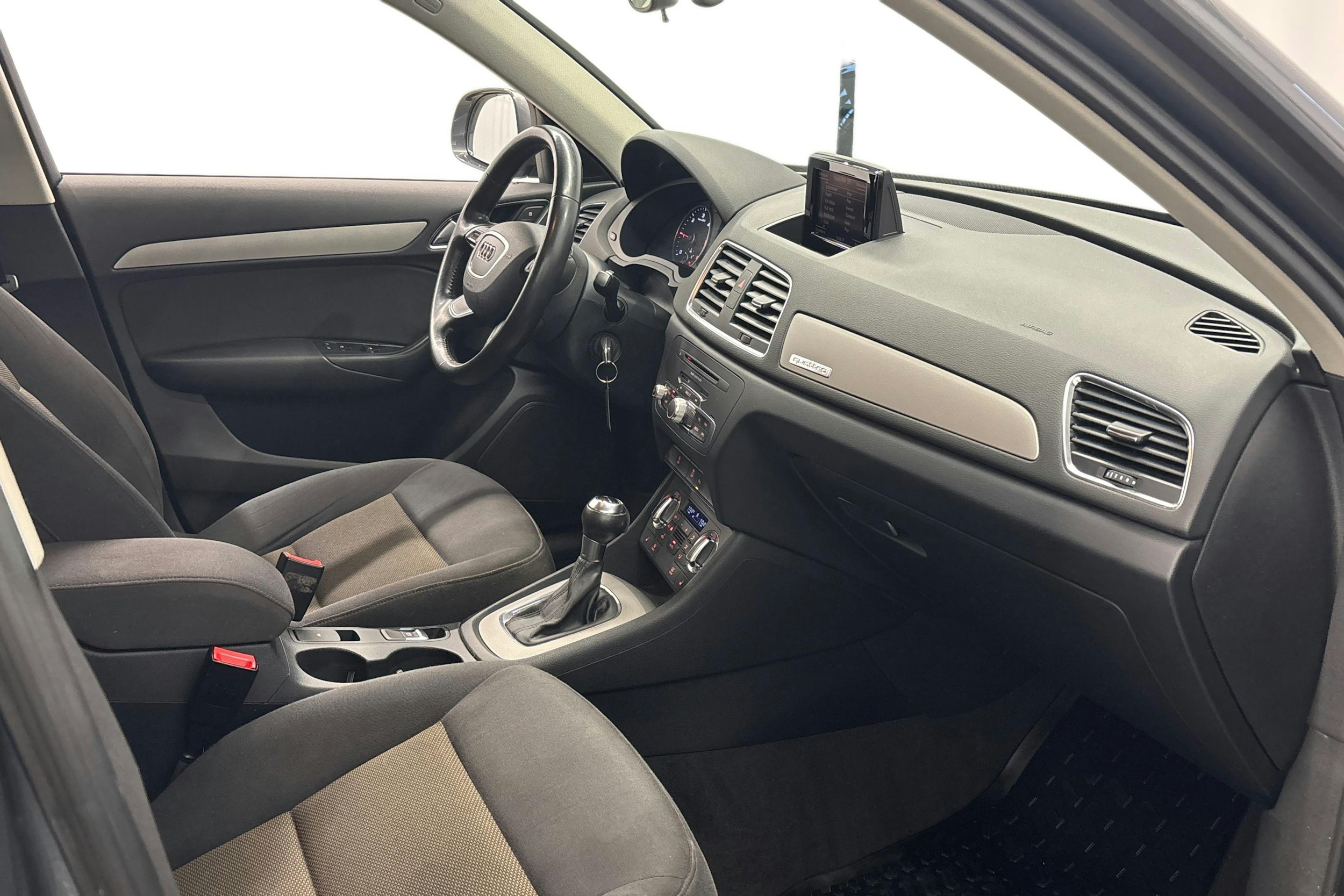 harmaa Audi Q3 2014 kuva 10.