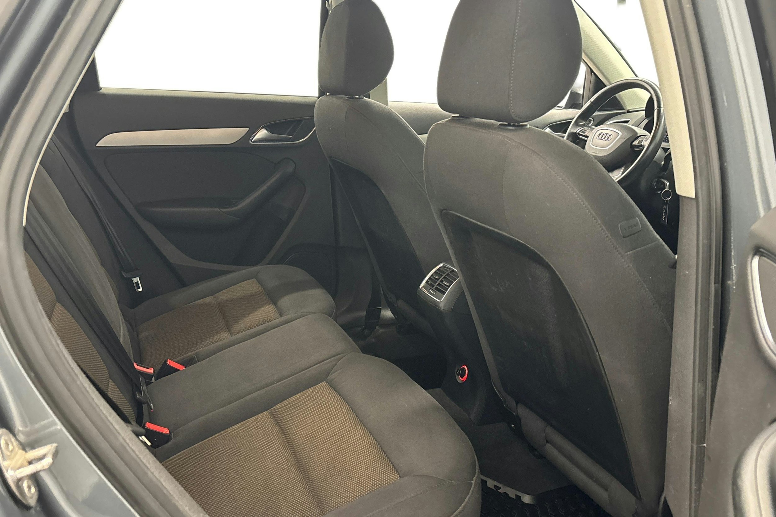 harmaa Audi Q3 2014 kuva 11.