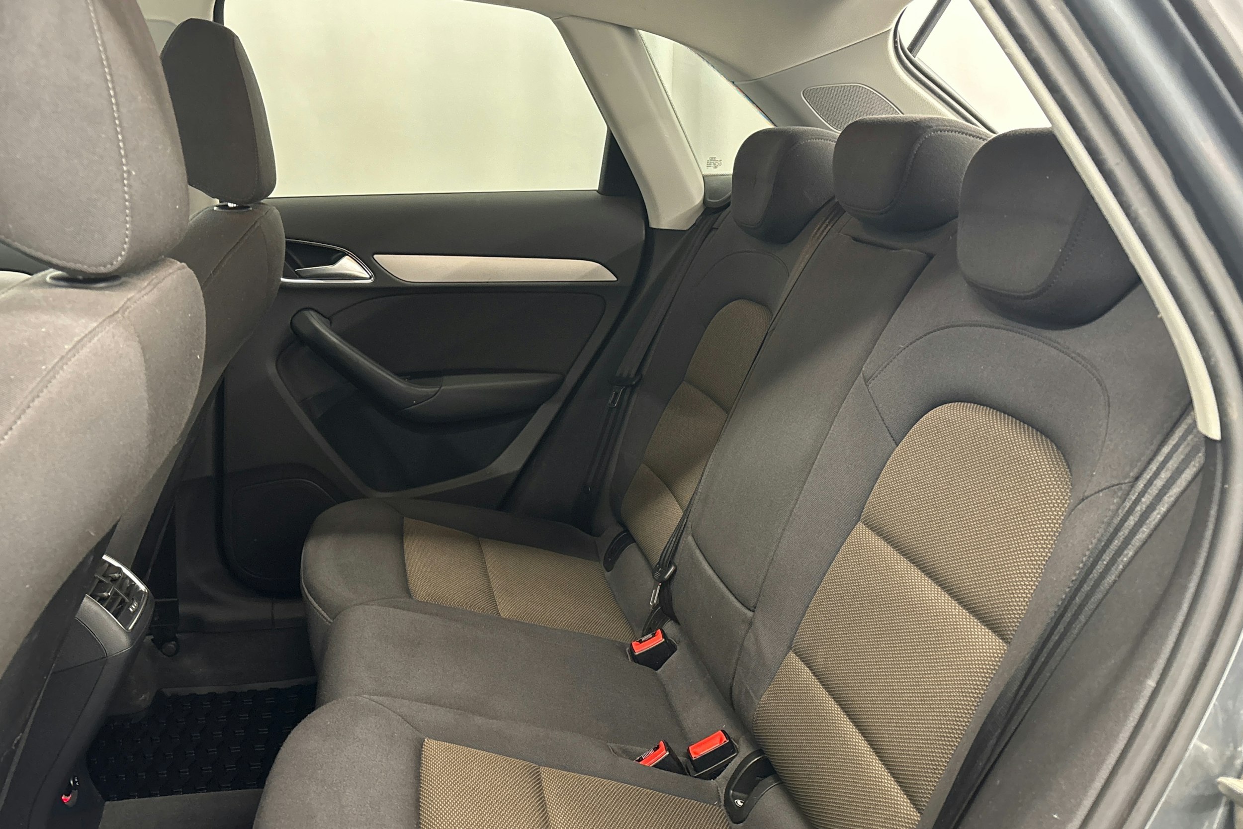 harmaa Audi Q3 2014 kuva 13.