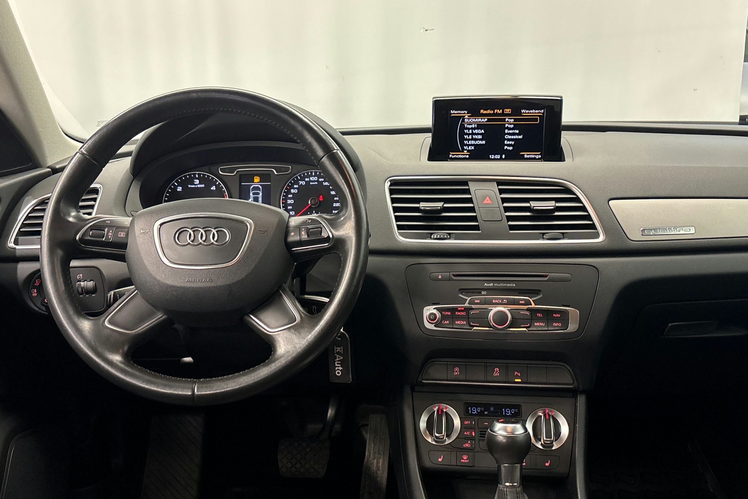 harmaa Audi Q3 2014 kuva 15.