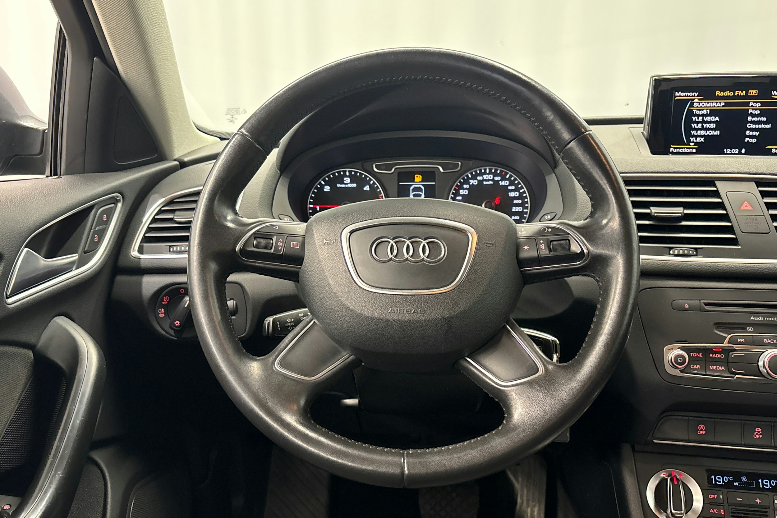 harmaa Audi Q3 2014 kuva 16.