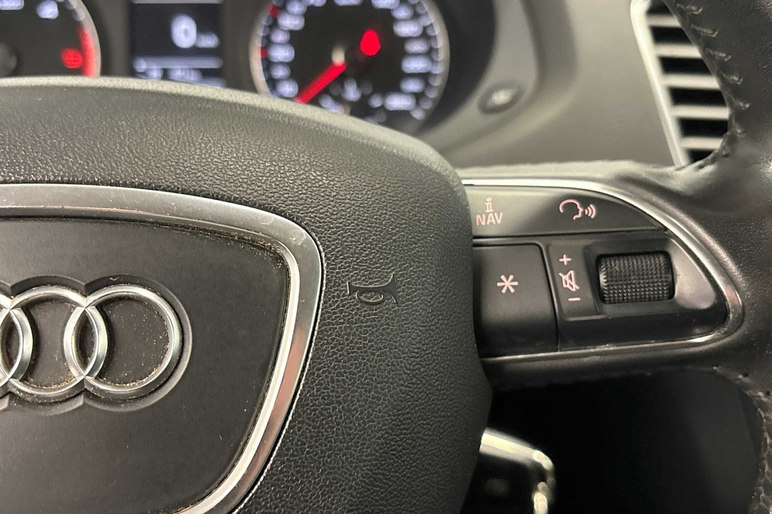 harmaa Audi Q3 2014 kuva 18.