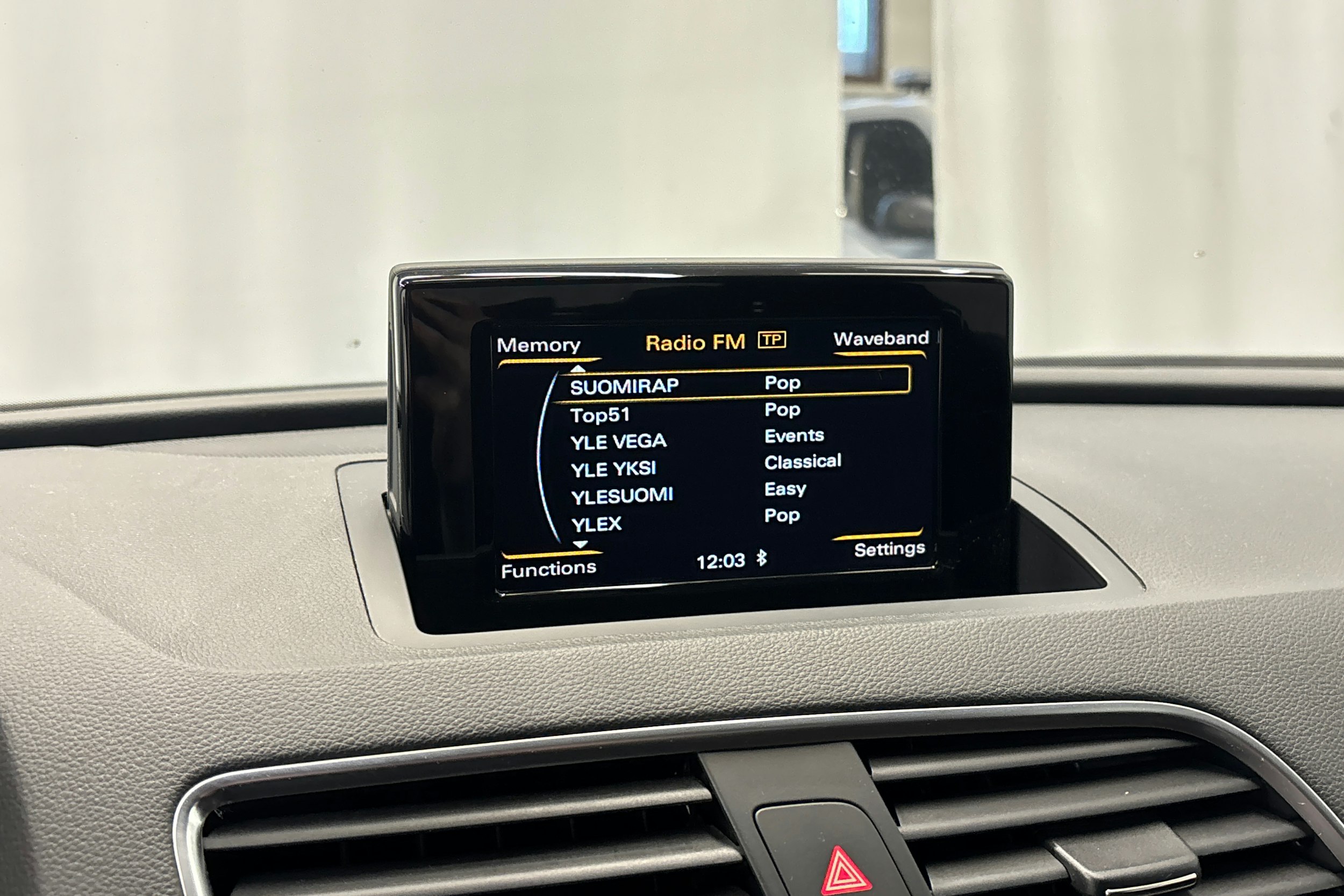 harmaa Audi Q3 2014 kuva 20.