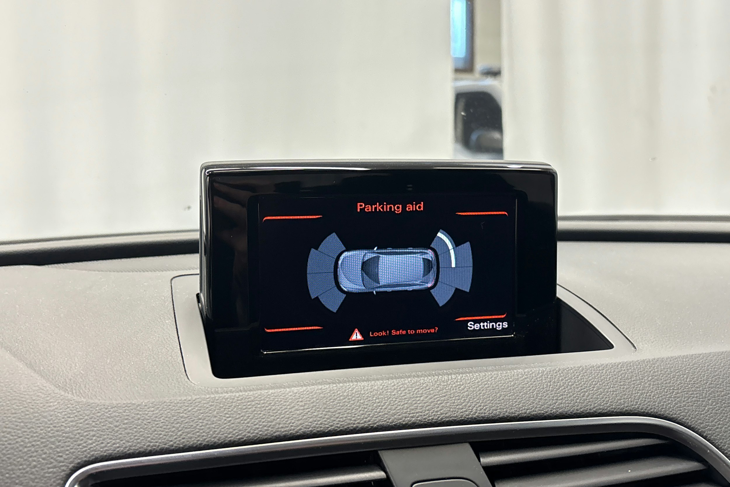 harmaa Audi Q3 2014 kuva 22.