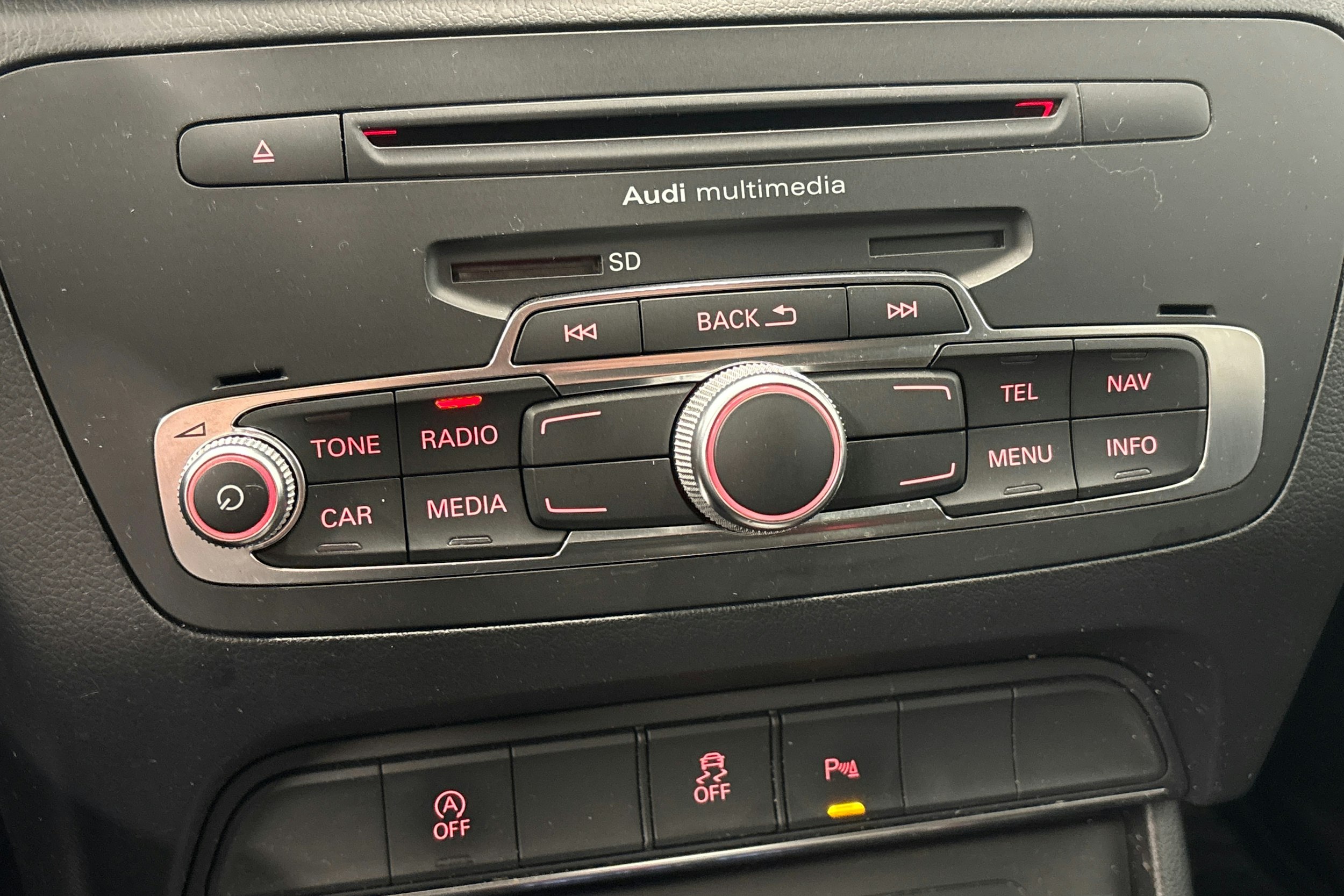 harmaa Audi Q3 2014 kuva 24.