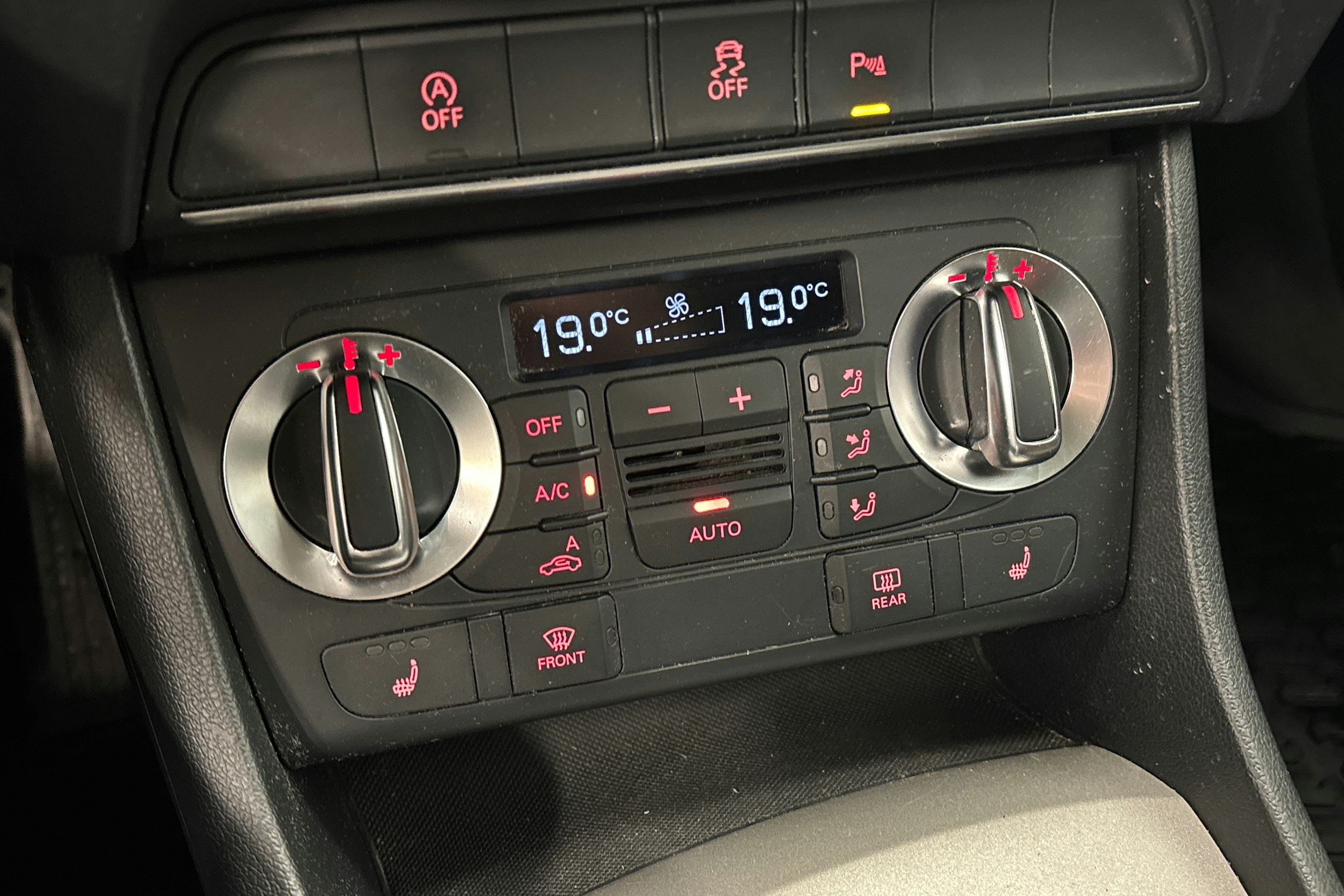 harmaa Audi Q3 2014 kuva 25.