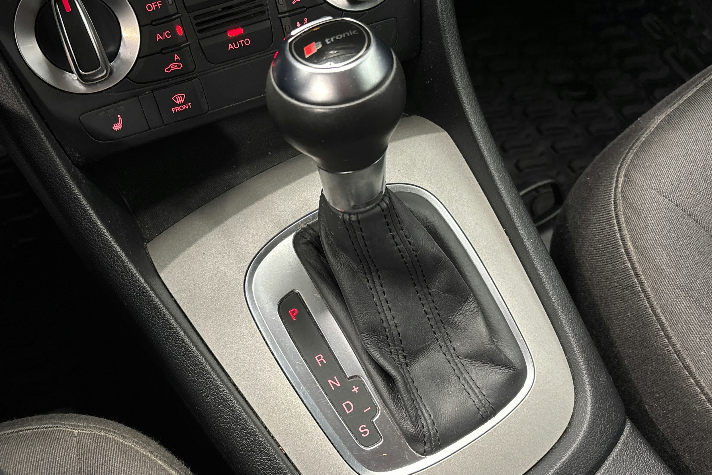 harmaa Audi Q3 2014 kuva 26.