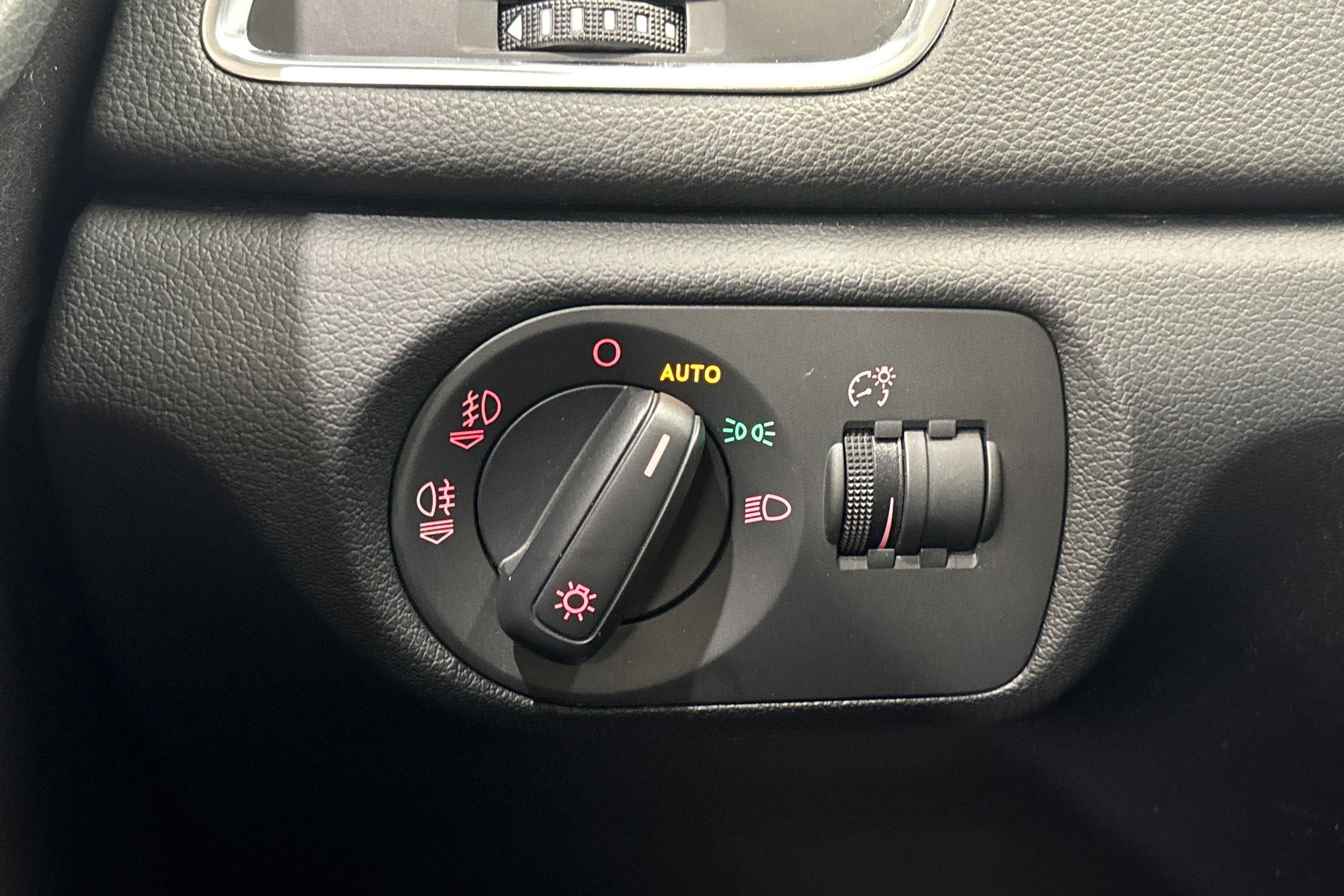 harmaa Audi Q3 2014 kuva 28.