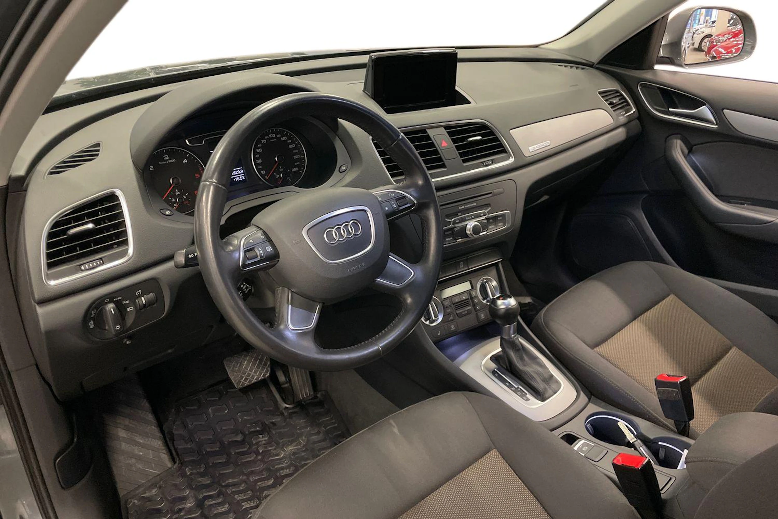 met. harmaa Audi Q3 2014 kuva 6.