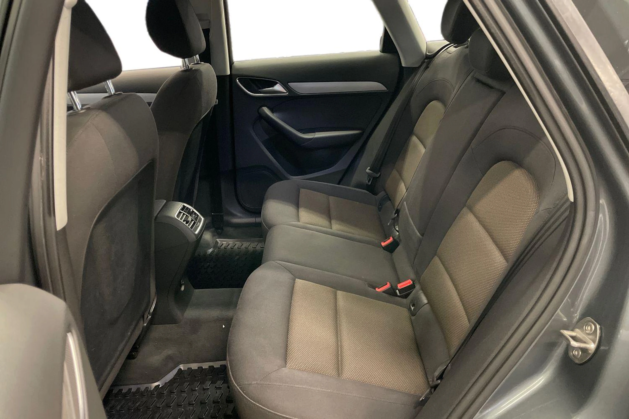 met. harmaa Audi Q3 2014 kuva 8.