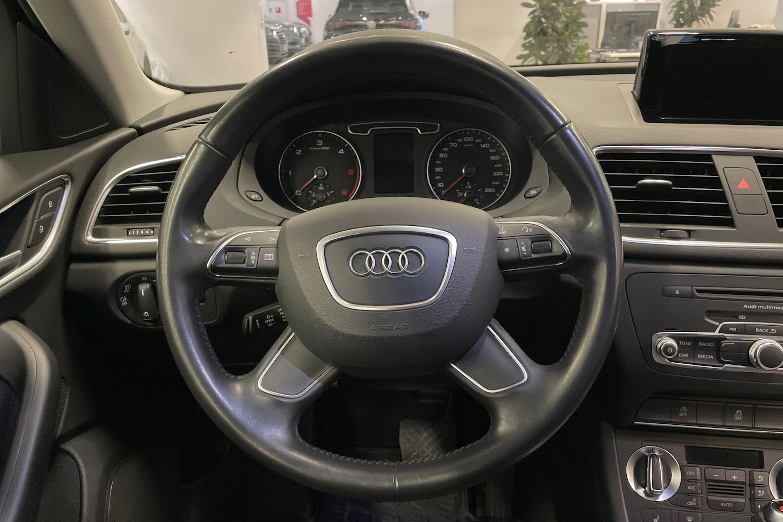 met. harmaa Audi Q3 2014 kuva 12.