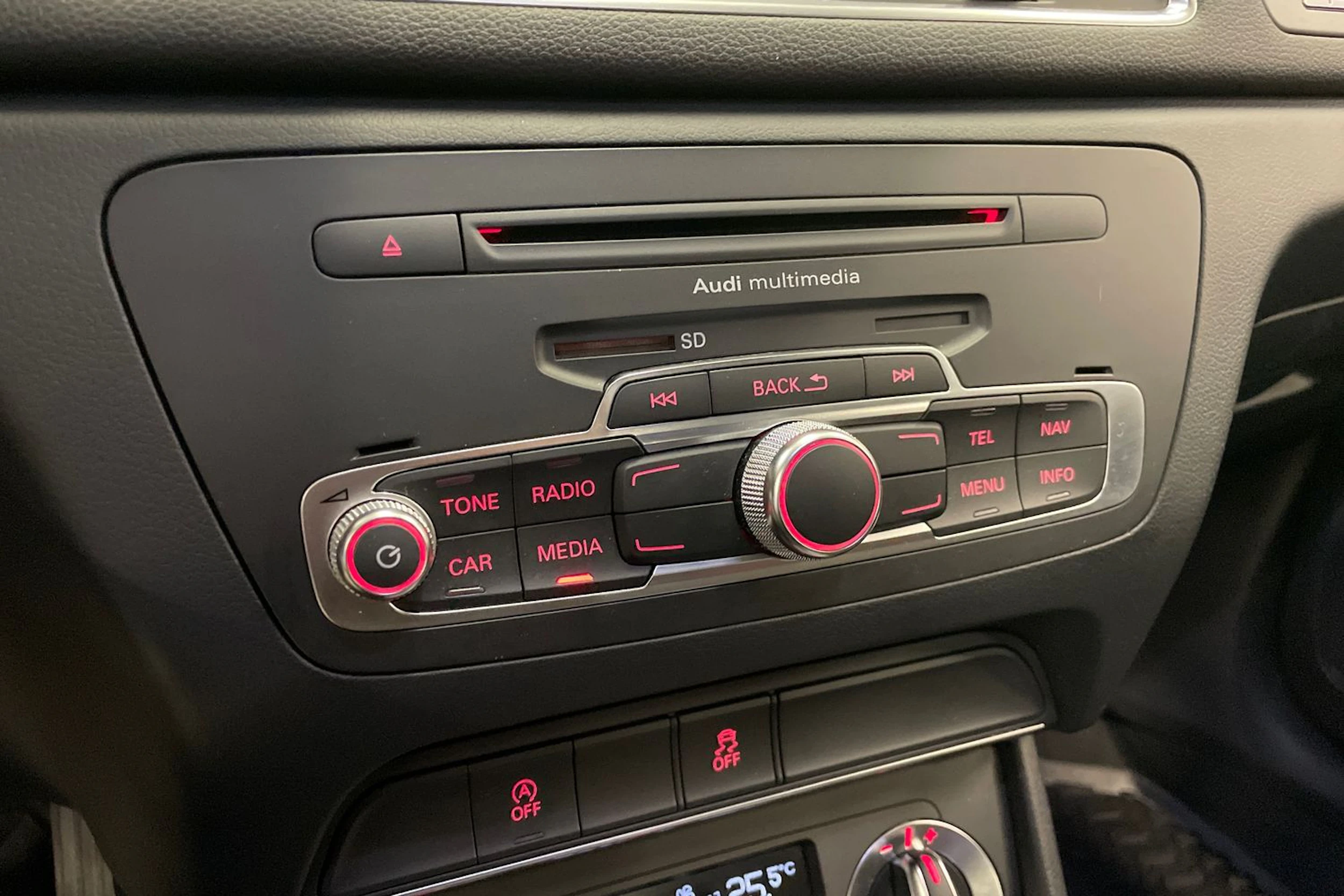 met. harmaa Audi Q3 2014 kuva 16.
