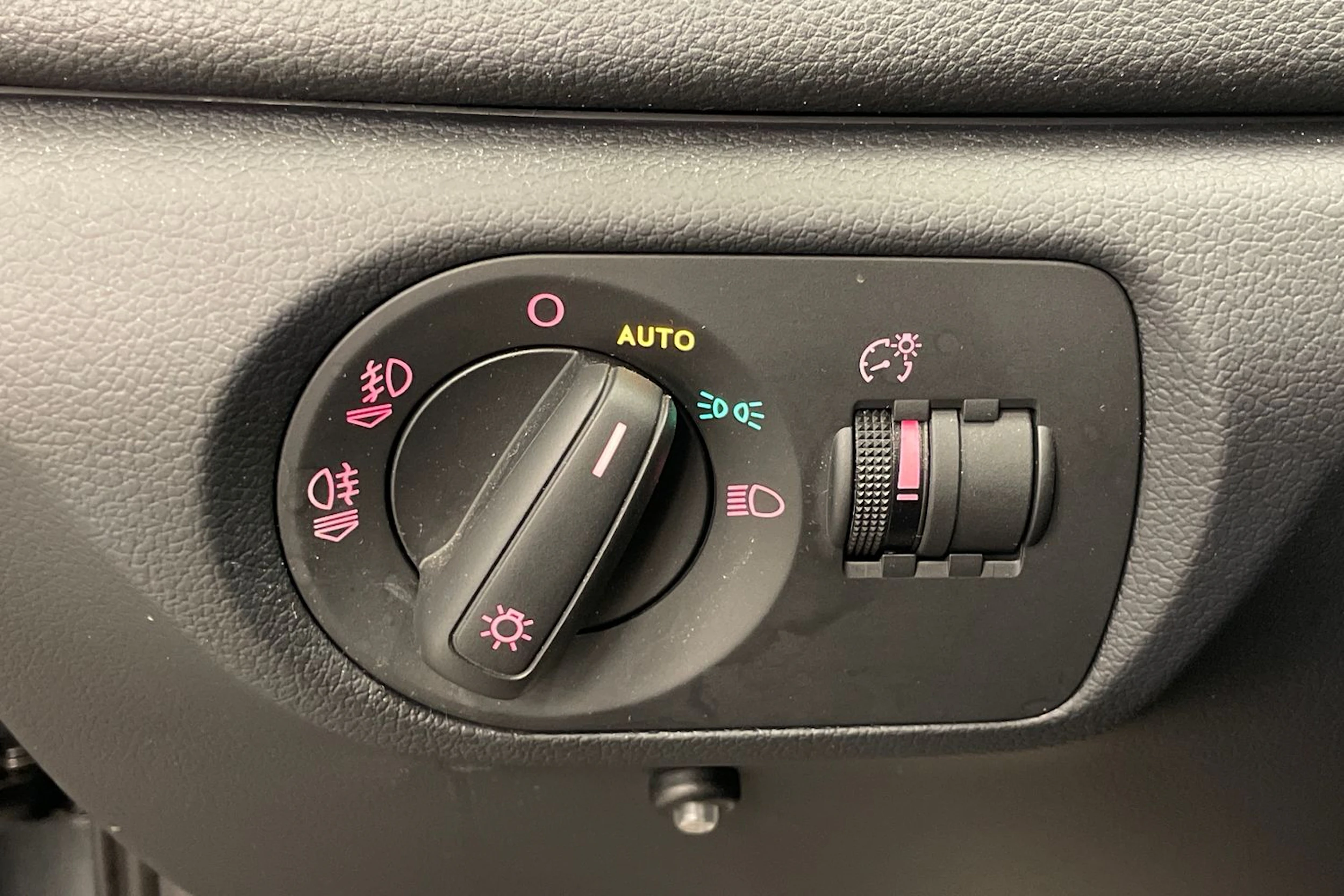 met. harmaa Audi Q3 2014 kuva 18.