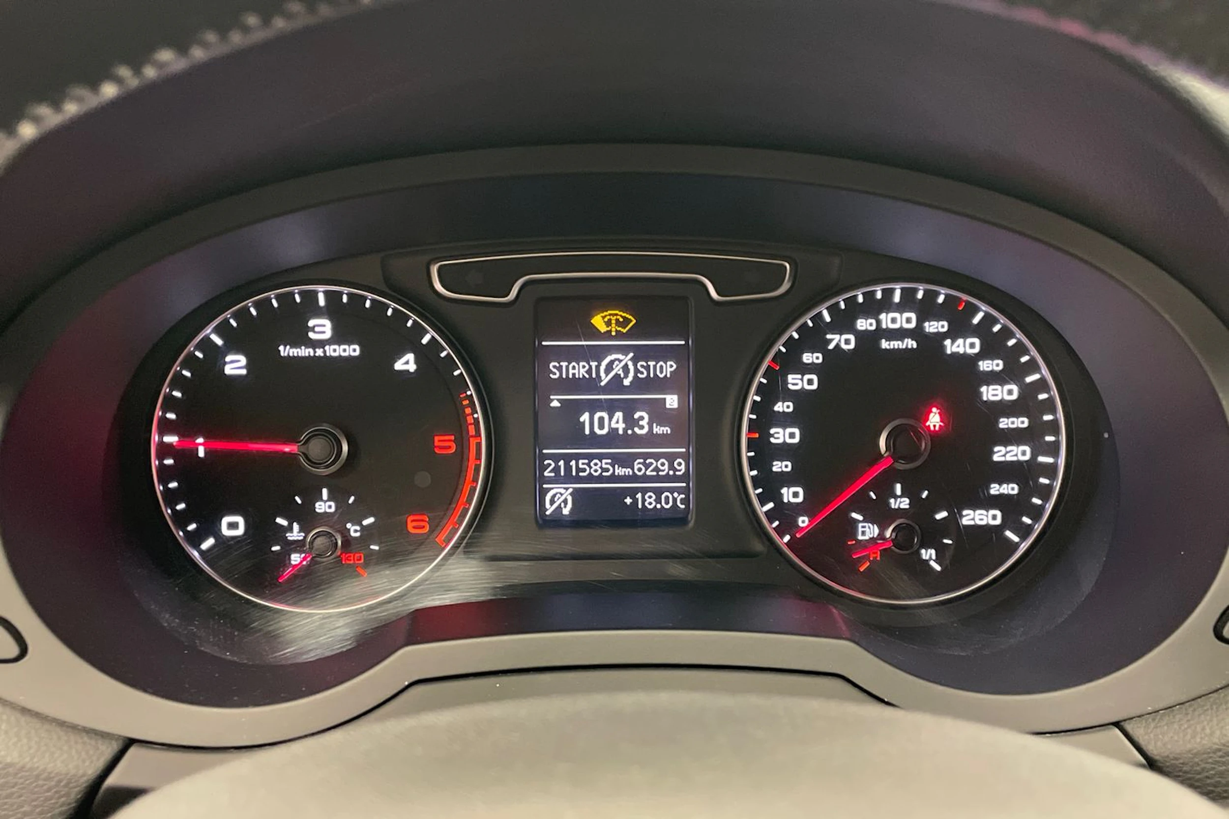 met. harmaa Audi Q3 2014 kuva 19.