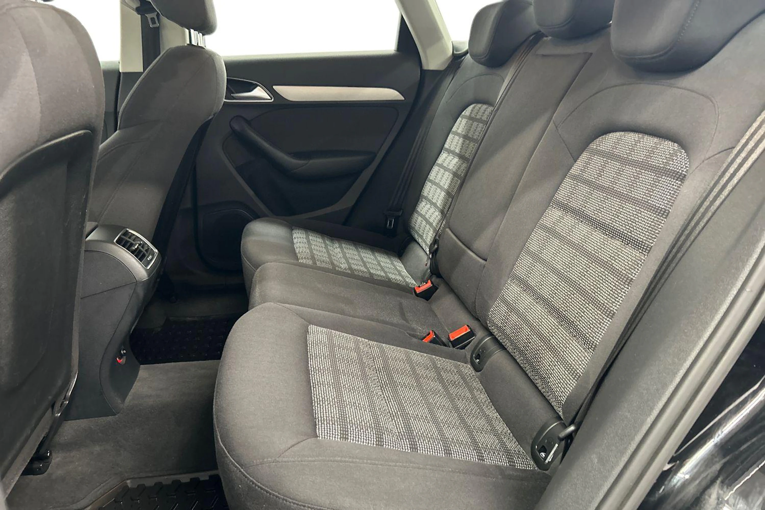 musta Audi Q3 2014 kuva 8.