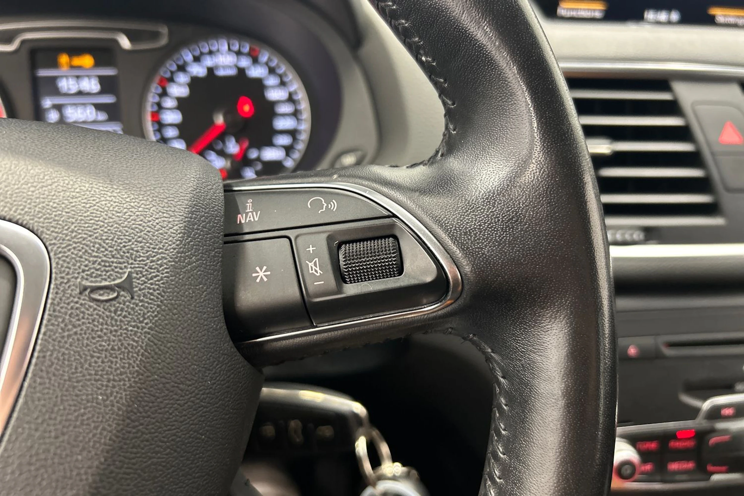 musta Audi Q3 2014 kuva 17.