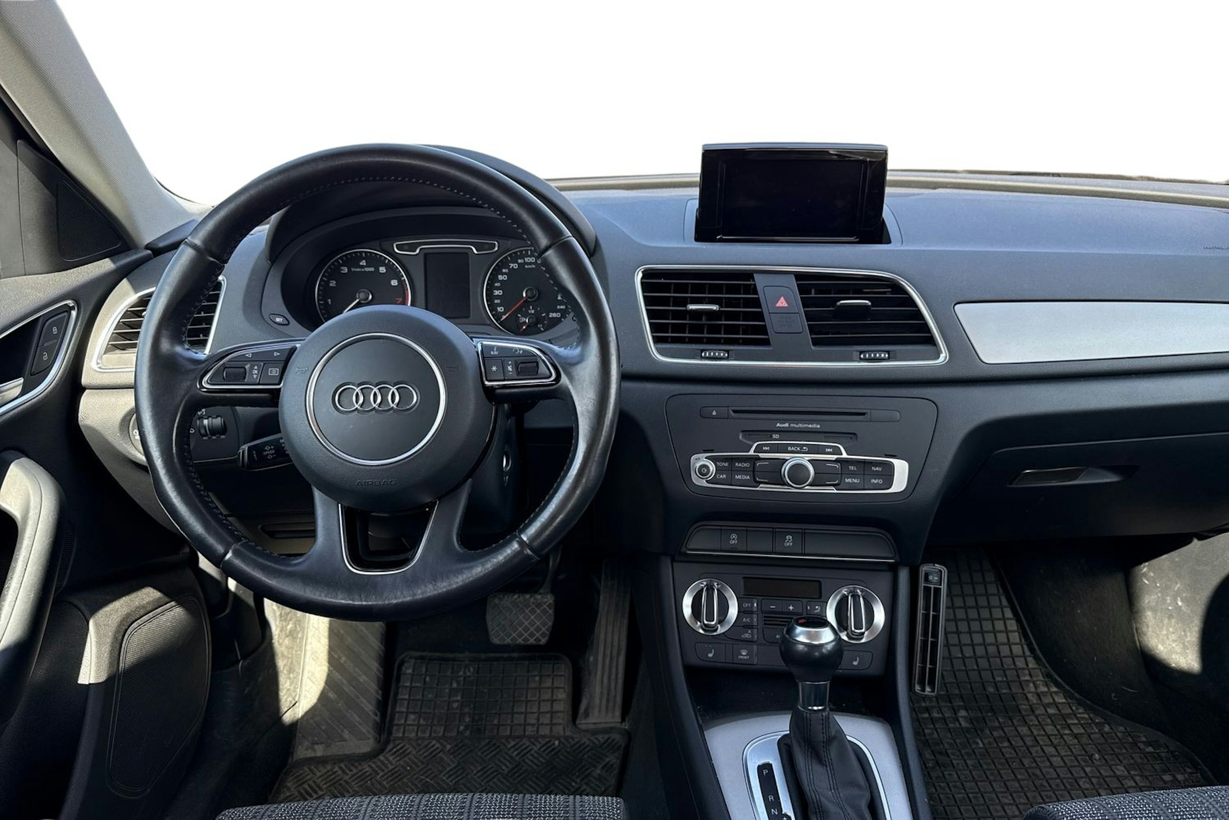 sininen Audi Q3 2014 kuva 3.