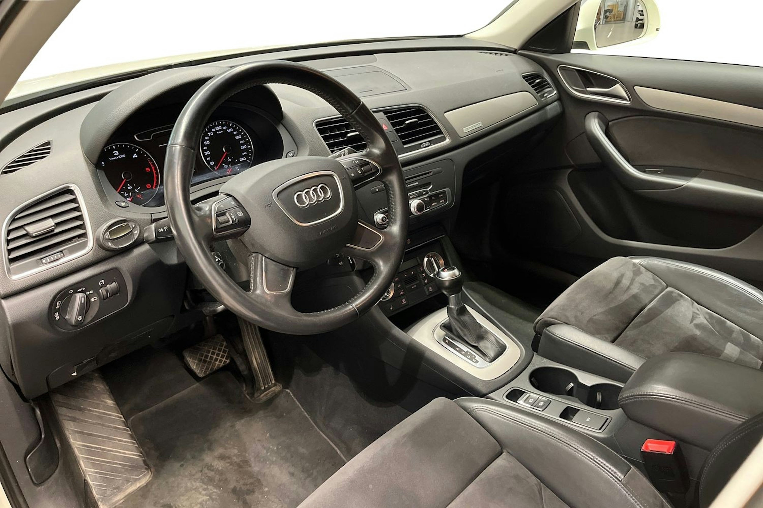 Valkoinen Audi Q3 2014 kuva 7.