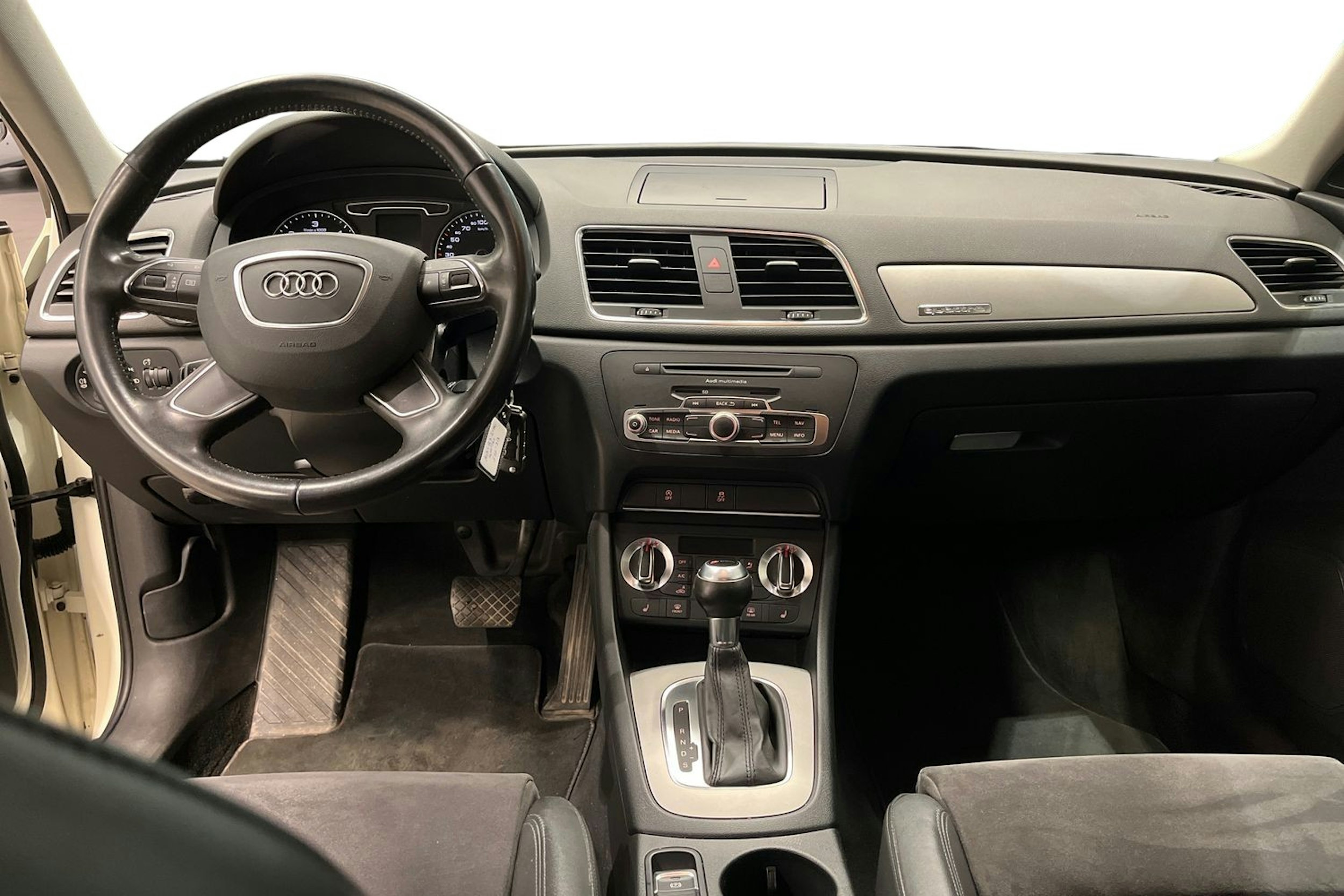 Valkoinen Audi Q3 2014 kuva 9.