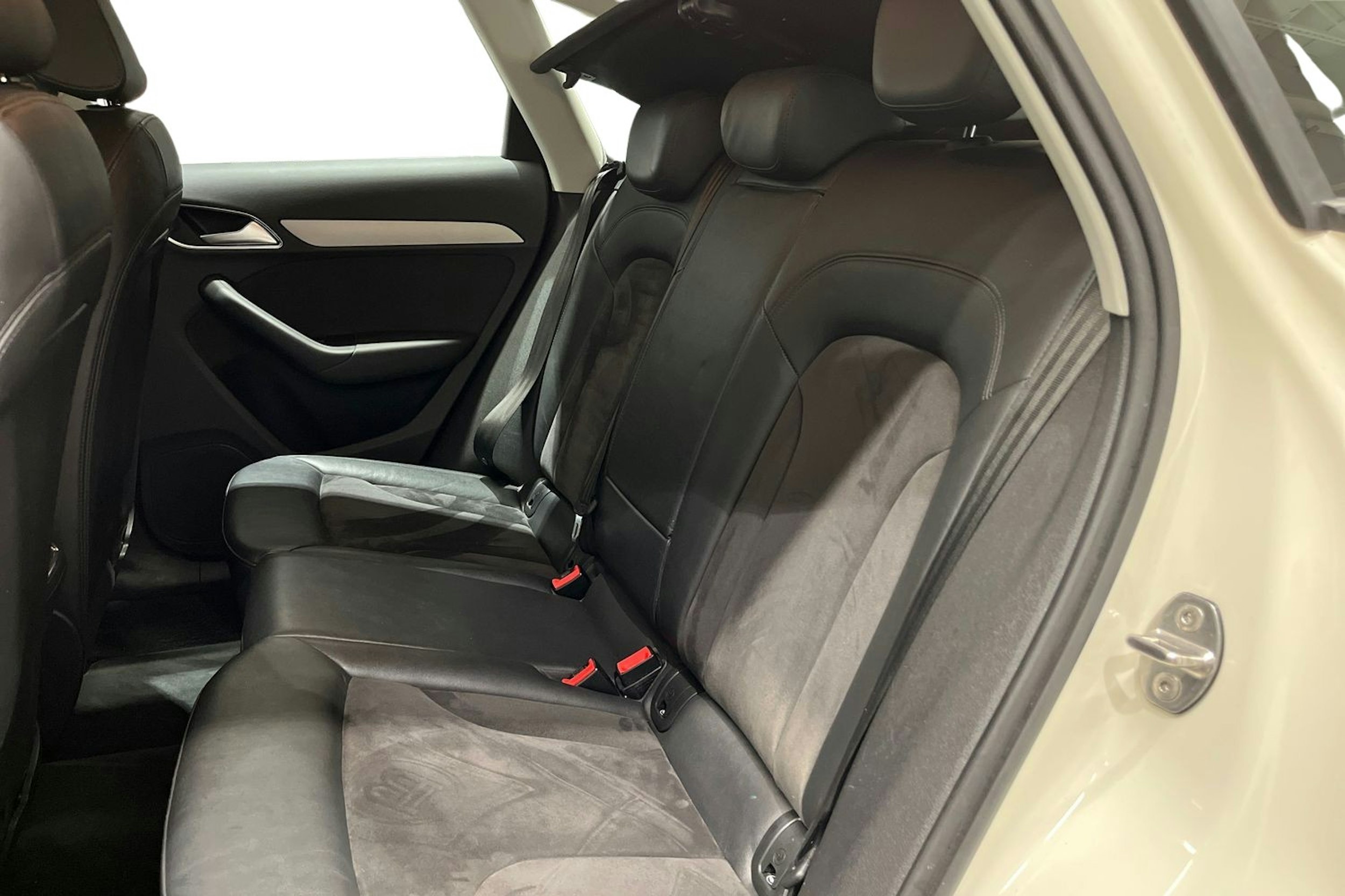 Valkoinen Audi Q3 2014 kuva 10.