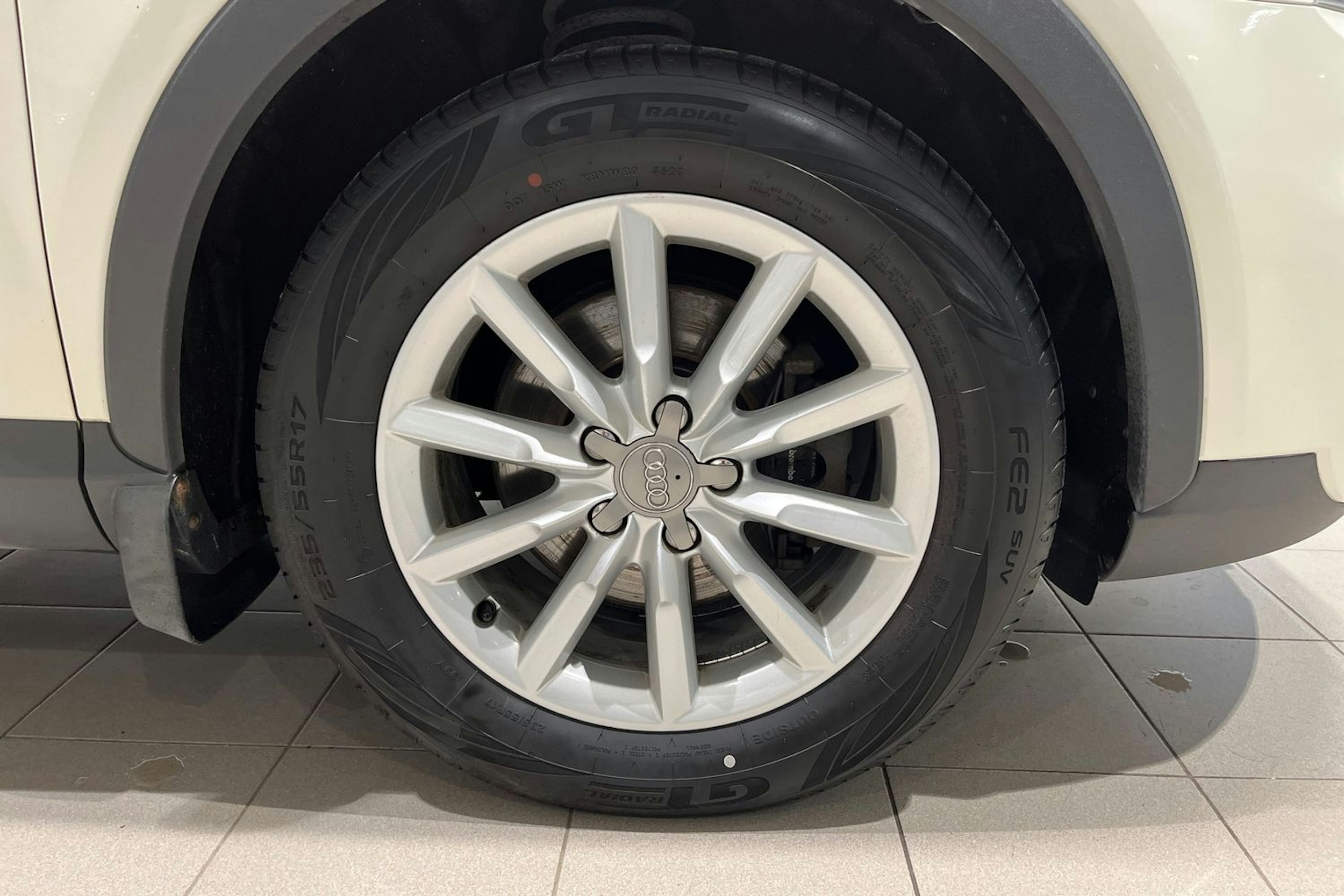 Valkoinen Audi Q3 2014 kuva 13.