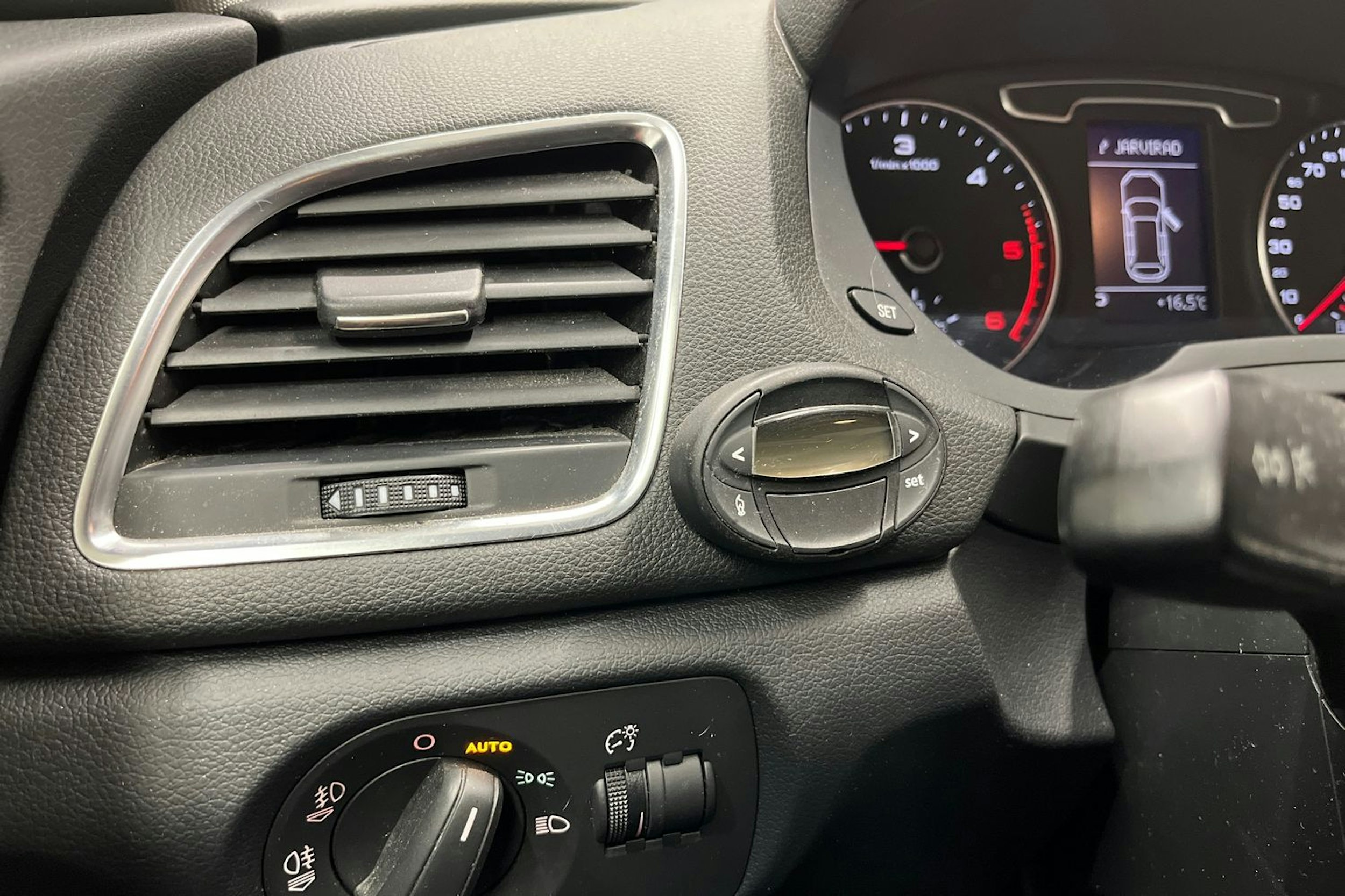 Valkoinen Audi Q3 2014 kuva 16.