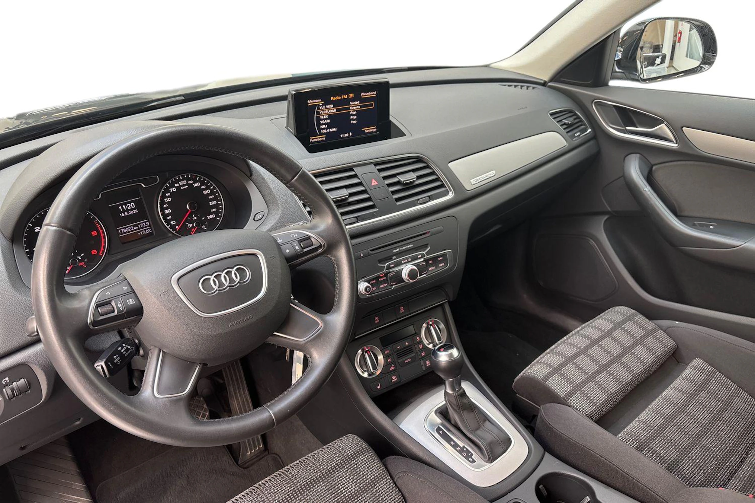 musta Audi Q3 2014 kuva 6.