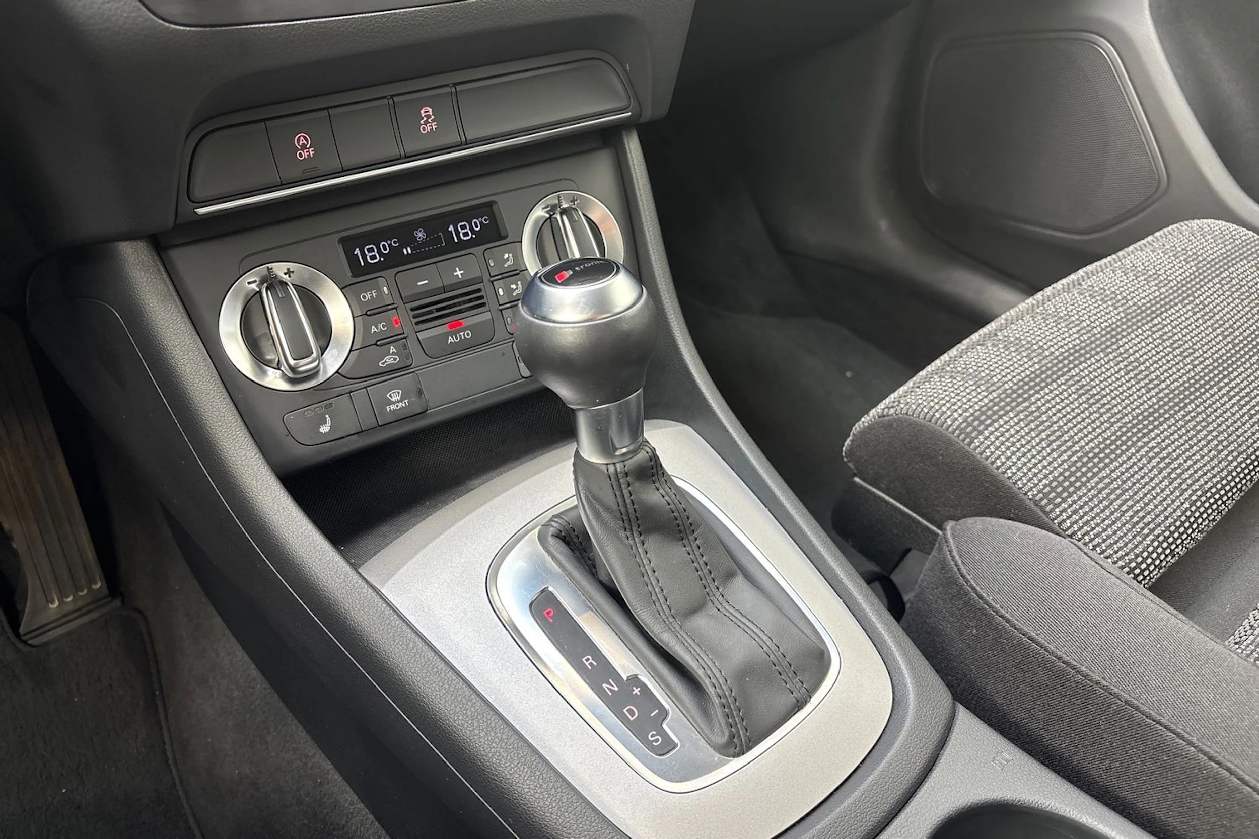 musta Audi Q3 2014 kuva 19.