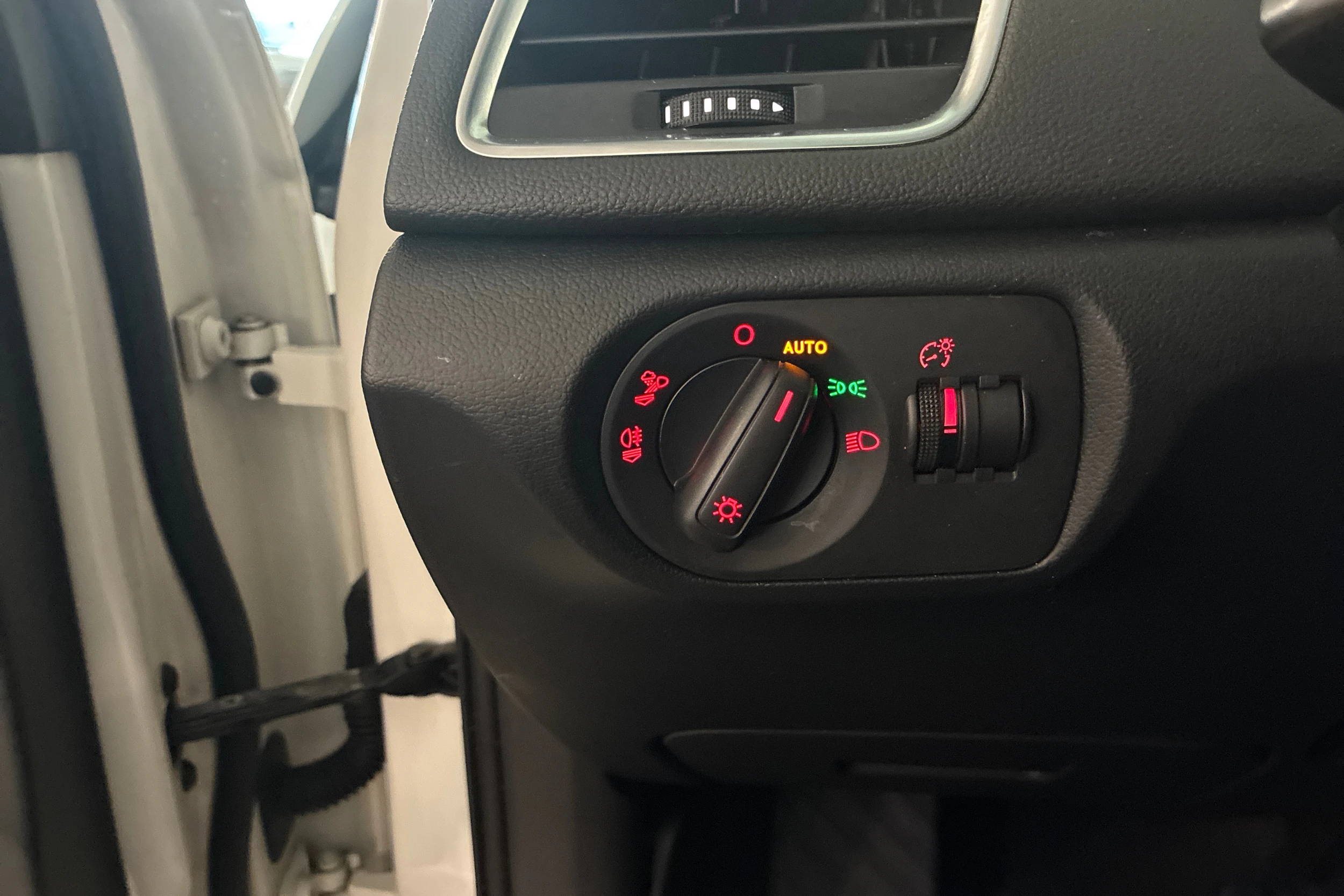 valkoinen Audi Q3 2015 kuva 19.