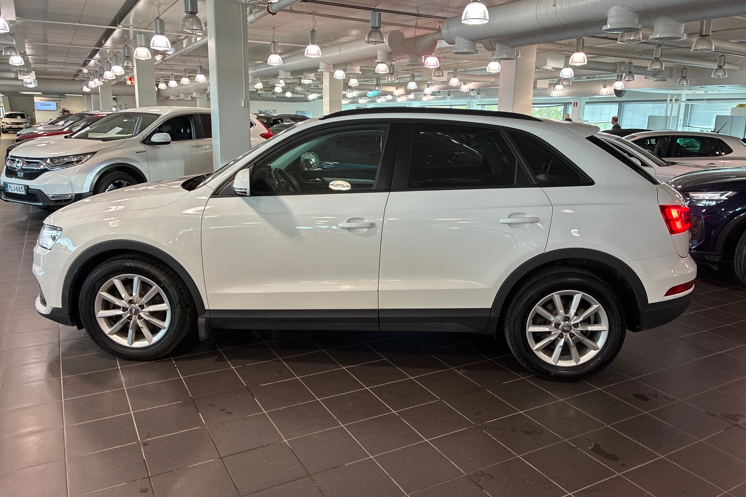 valkoinen Audi Q3 2015 kuva 26.