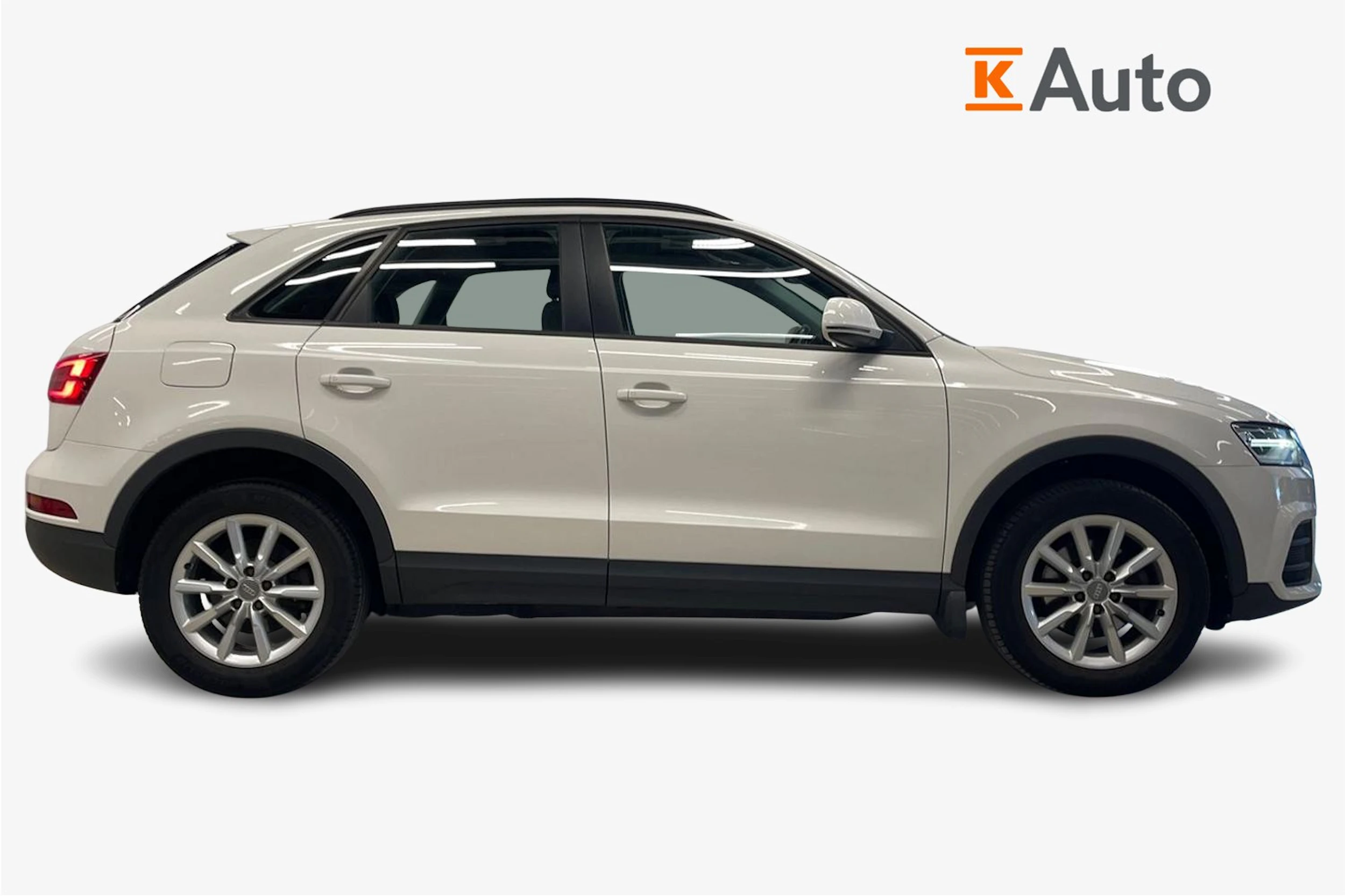 Valkoinen Audi Q3 2015 kuva 7.