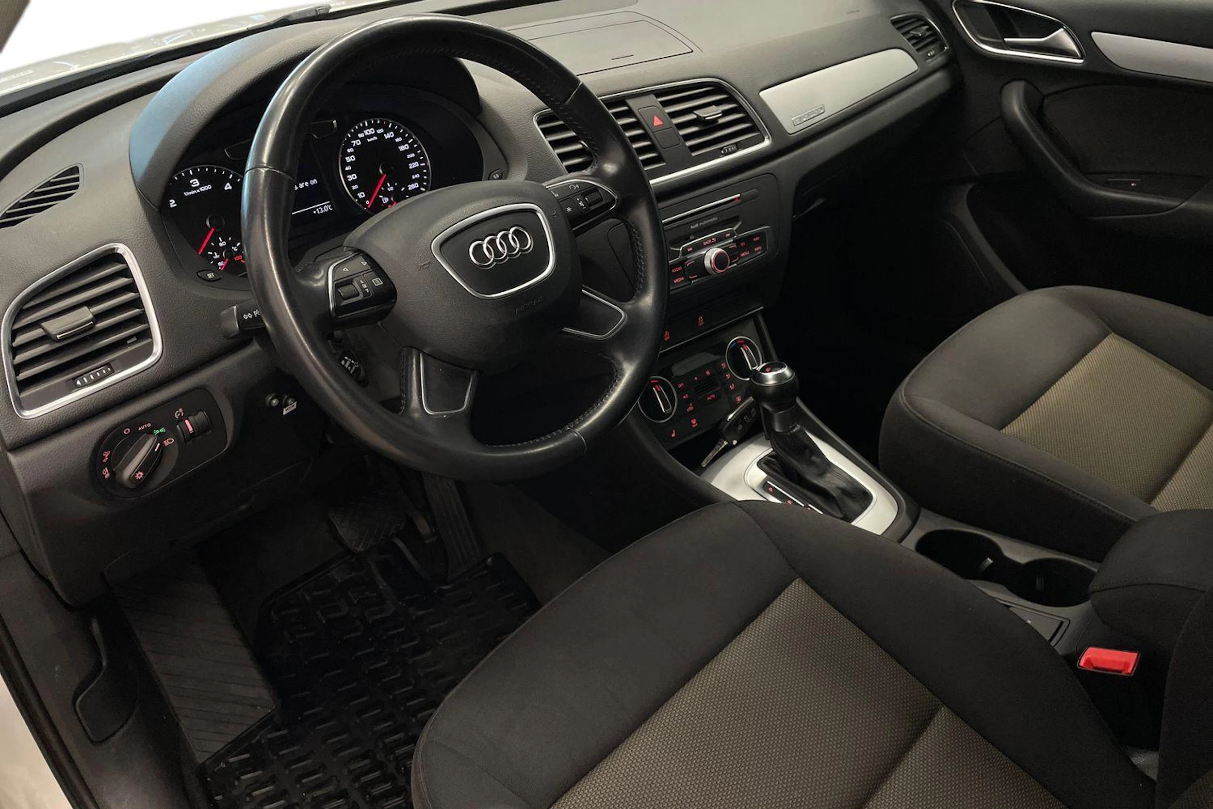 Valkoinen Audi Q3 2015 kuva 8.