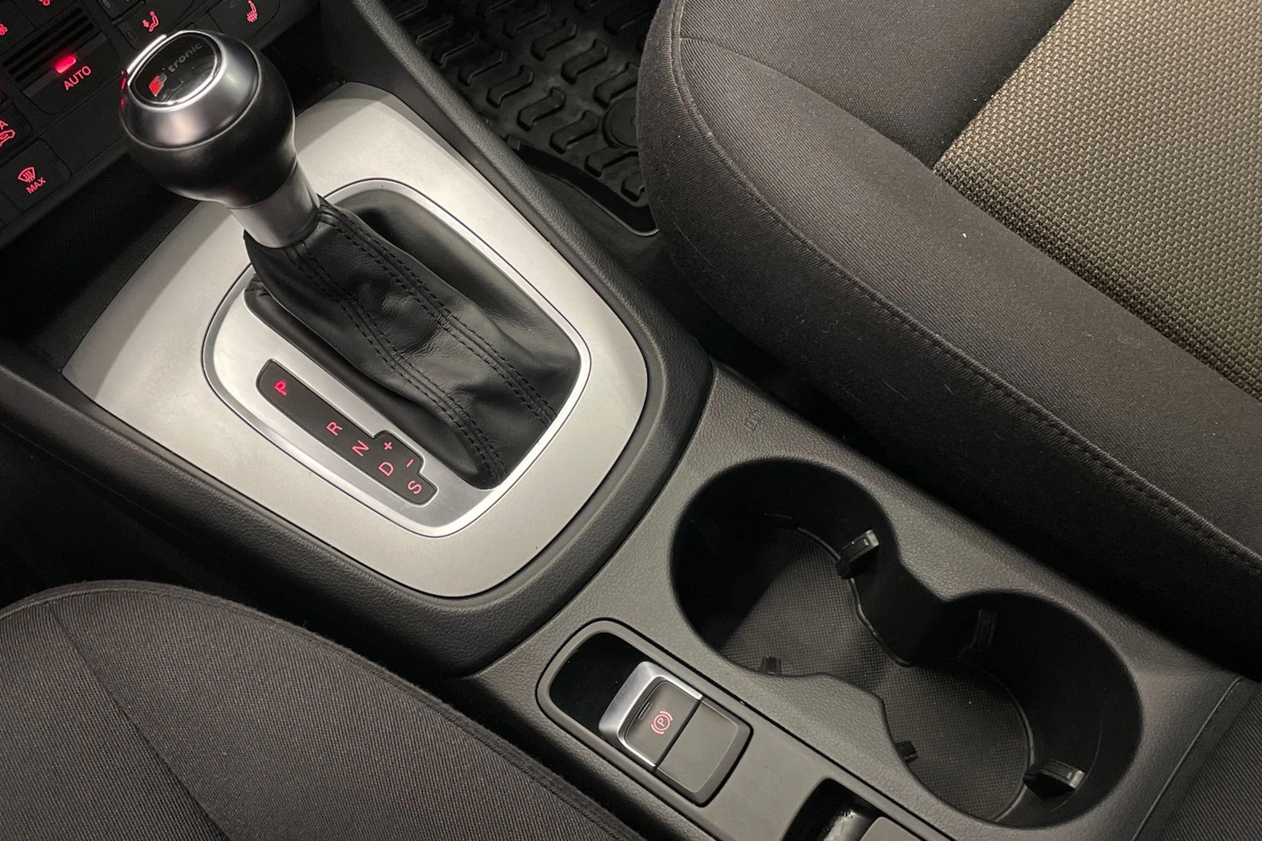 Valkoinen Audi Q3 2015 kuva 20.