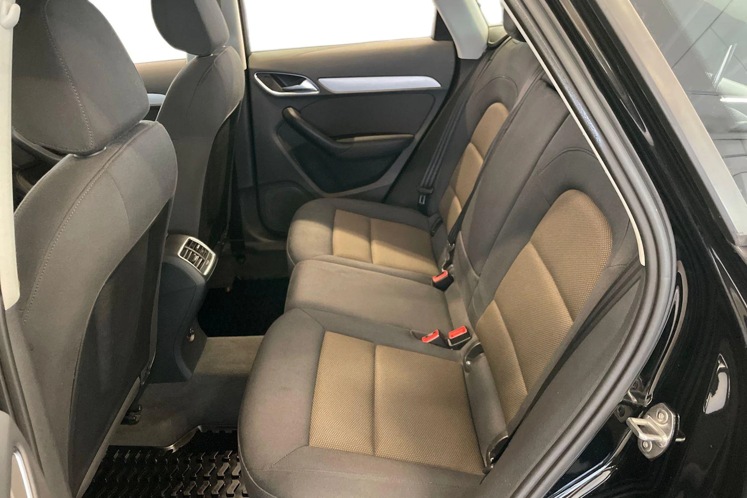 Musta Audi Q3 2015 kuva 8.