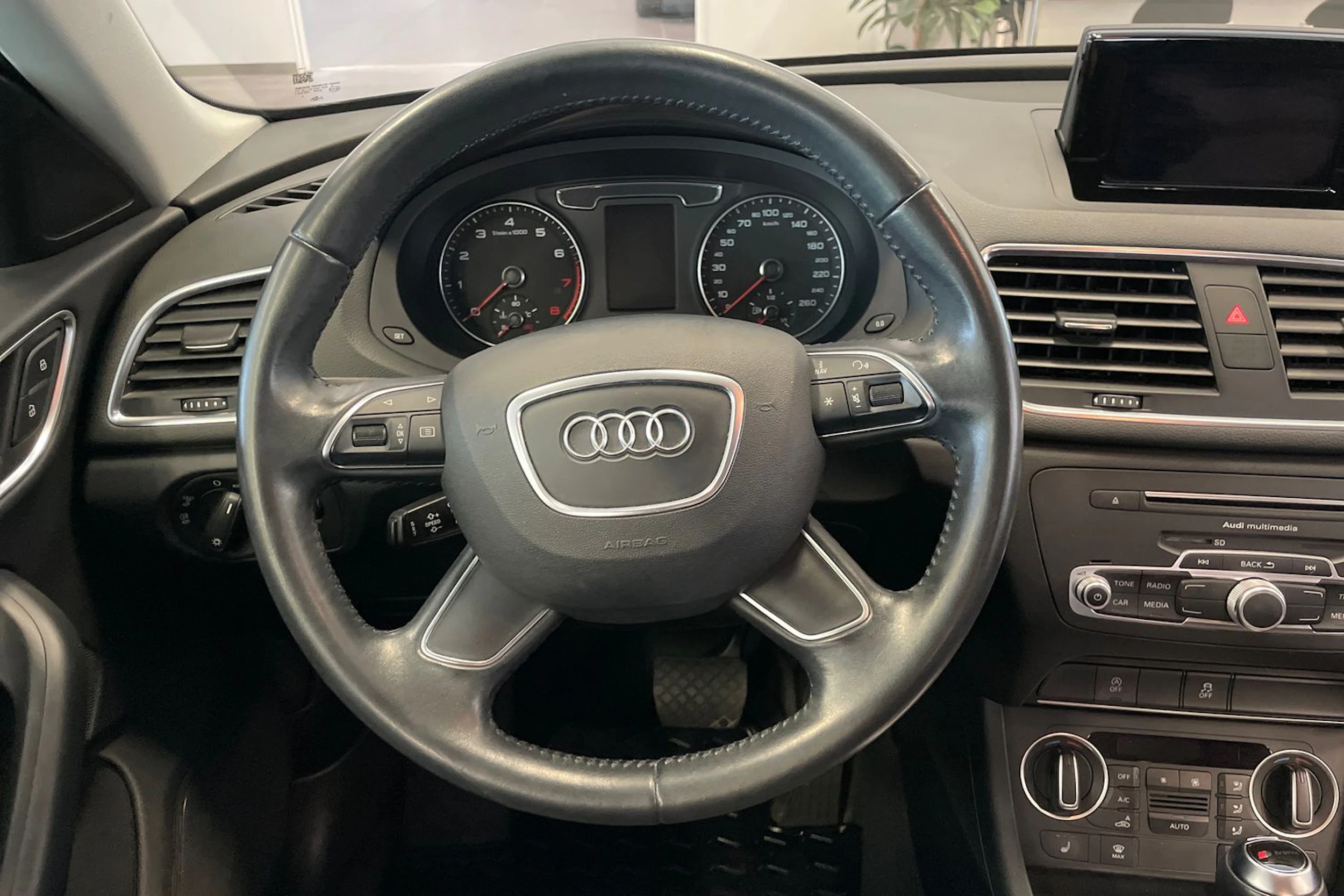 Musta Audi Q3 2015 kuva 17.