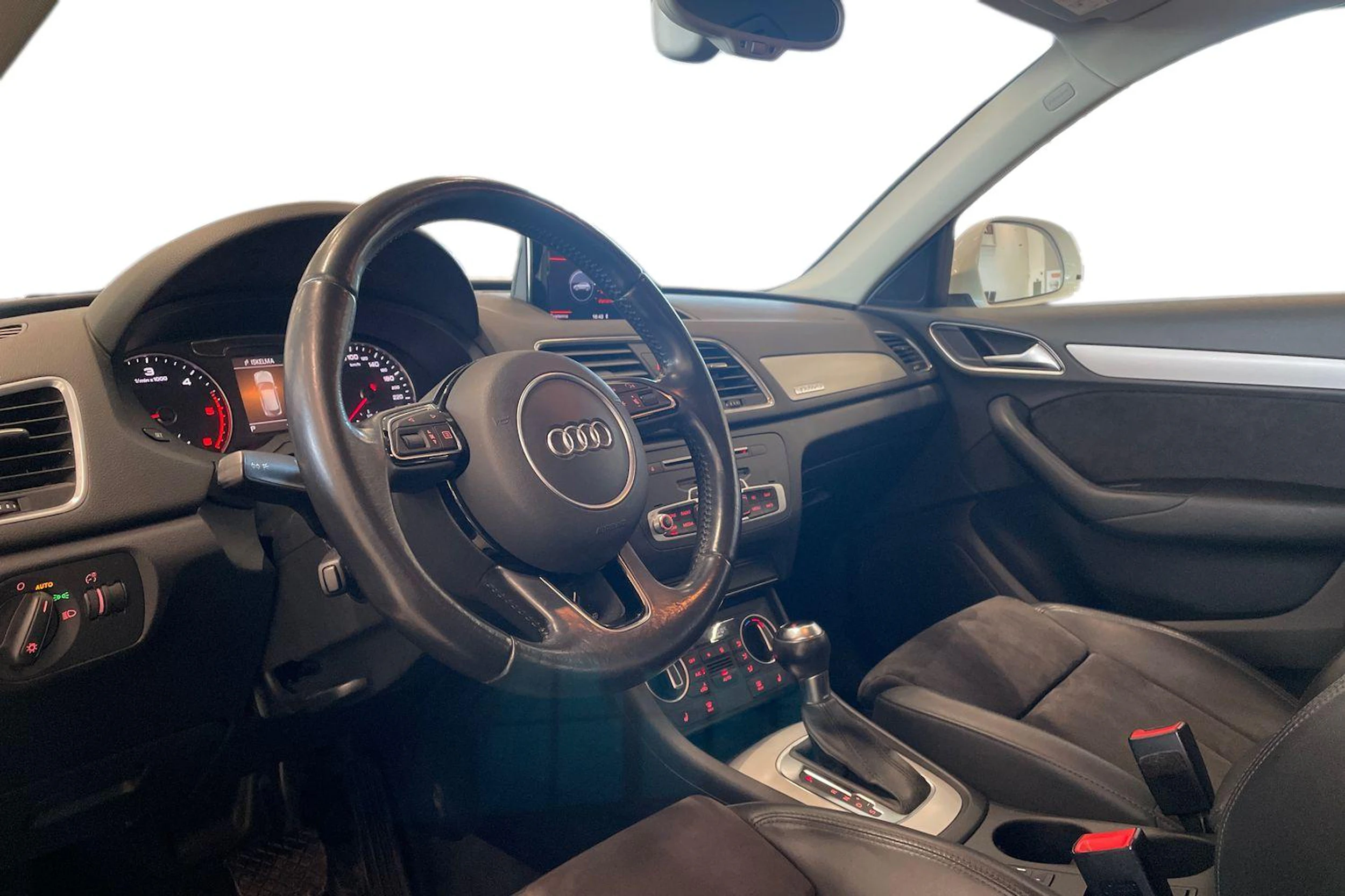 valkoinen Audi Q3 2015 kuva 6.