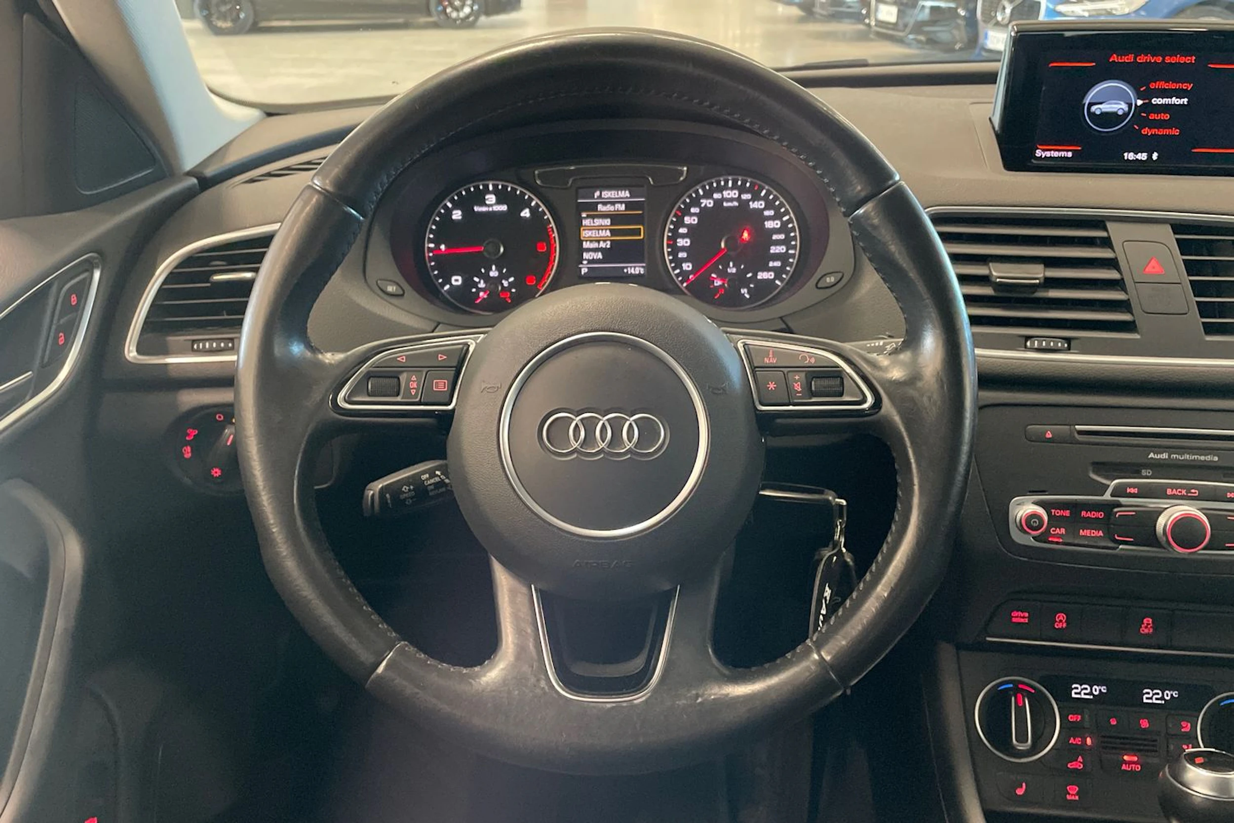 valkoinen Audi Q3 2015 kuva 13.