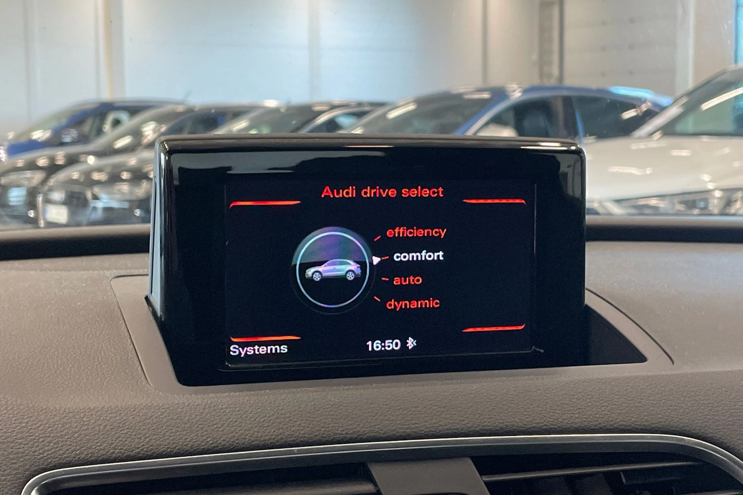 valkoinen Audi Q3 2015 kuva 22.