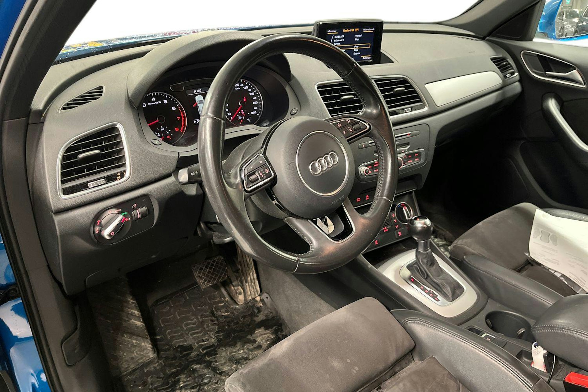 Sininen Audi Q3 2015 kuva 3.