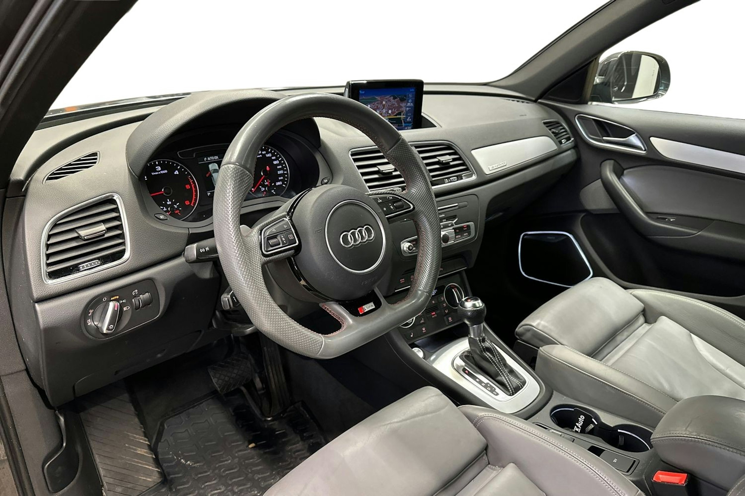 harmaa Audi Q3 2015 kuva 7.