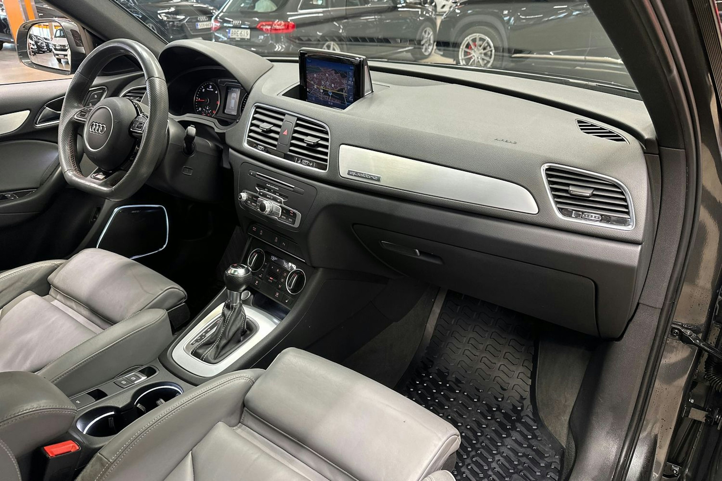 harmaa Audi Q3 2015 kuva 12.