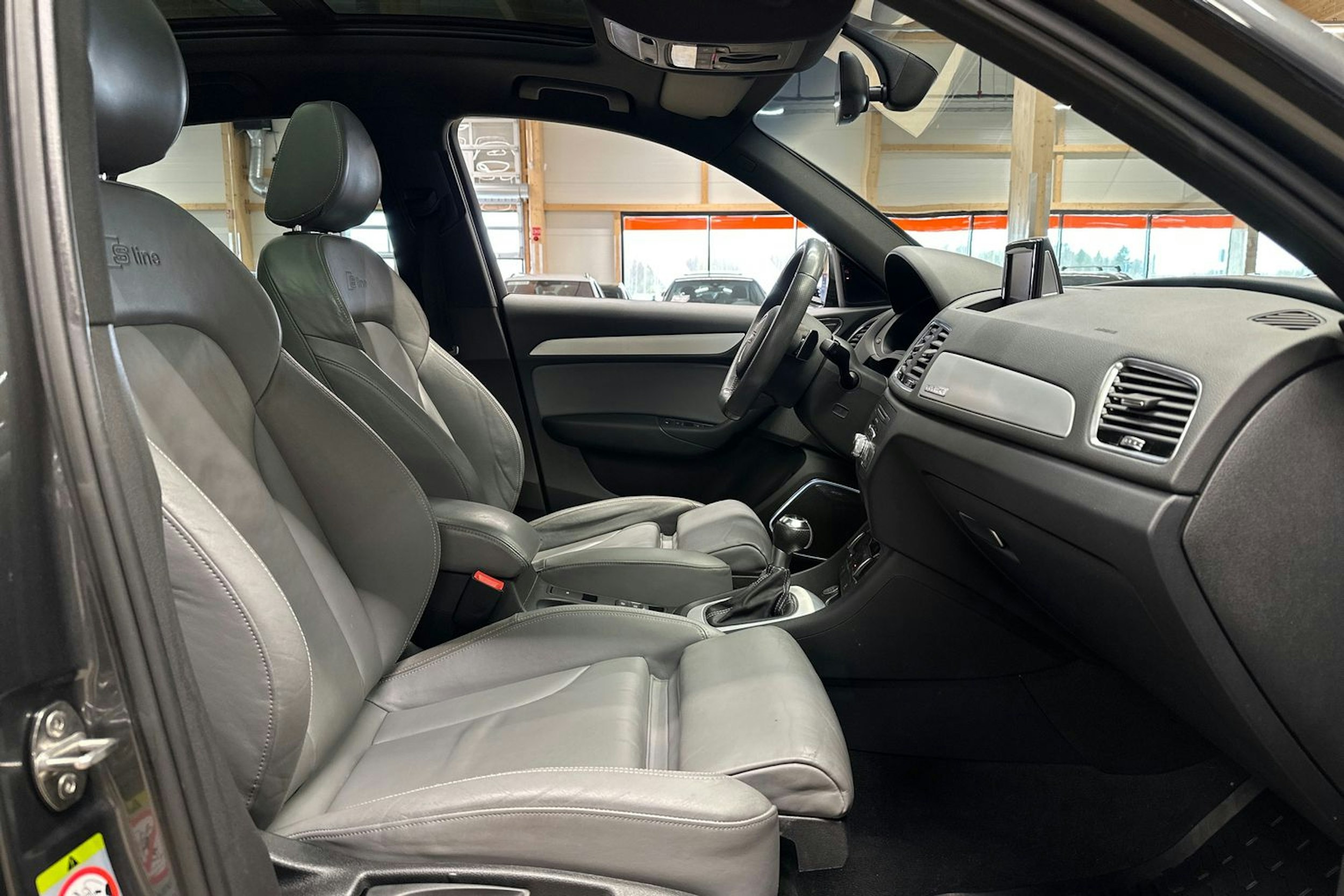 harmaa Audi Q3 2015 kuva 13.