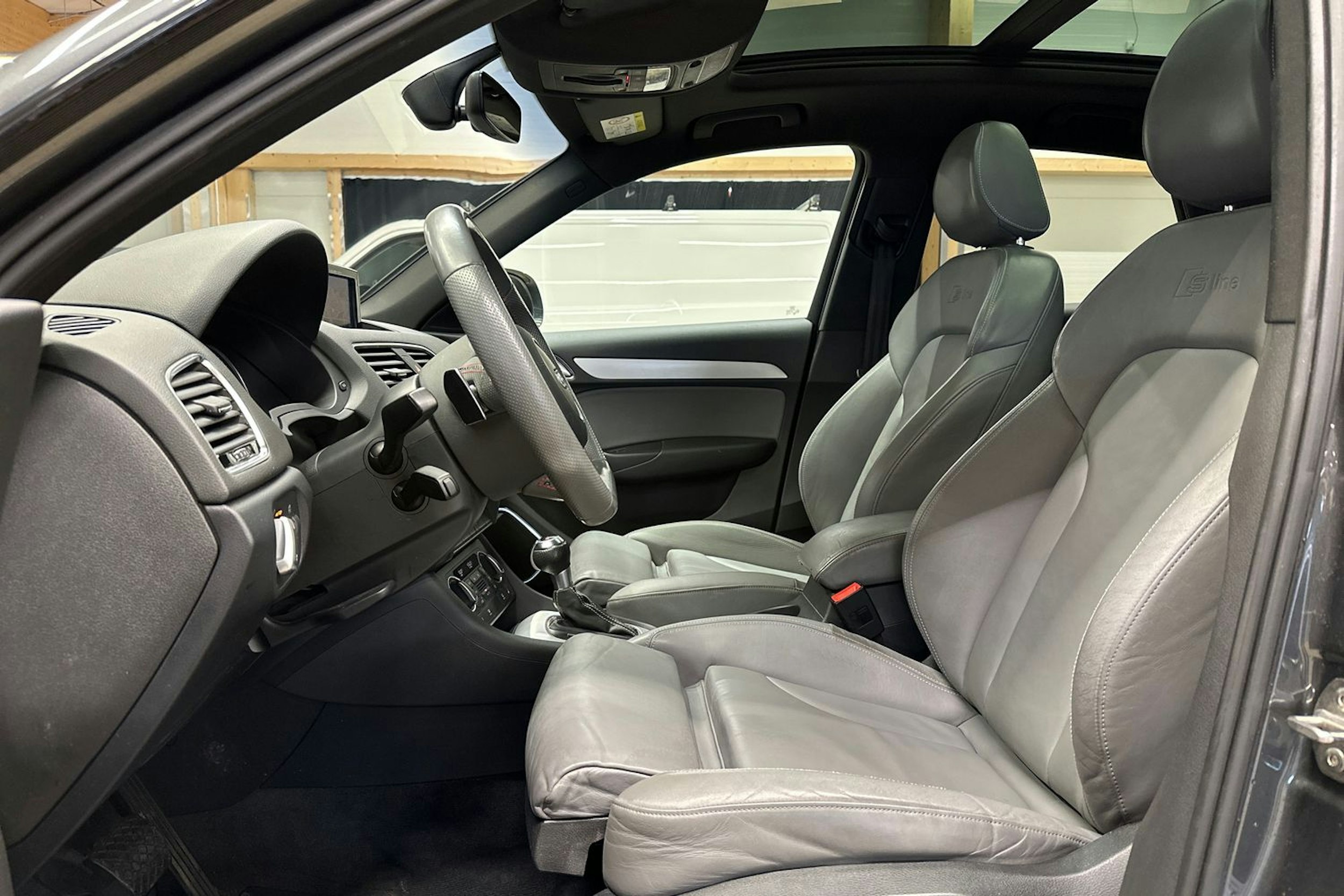 harmaa Audi Q3 2015 kuva 15.
