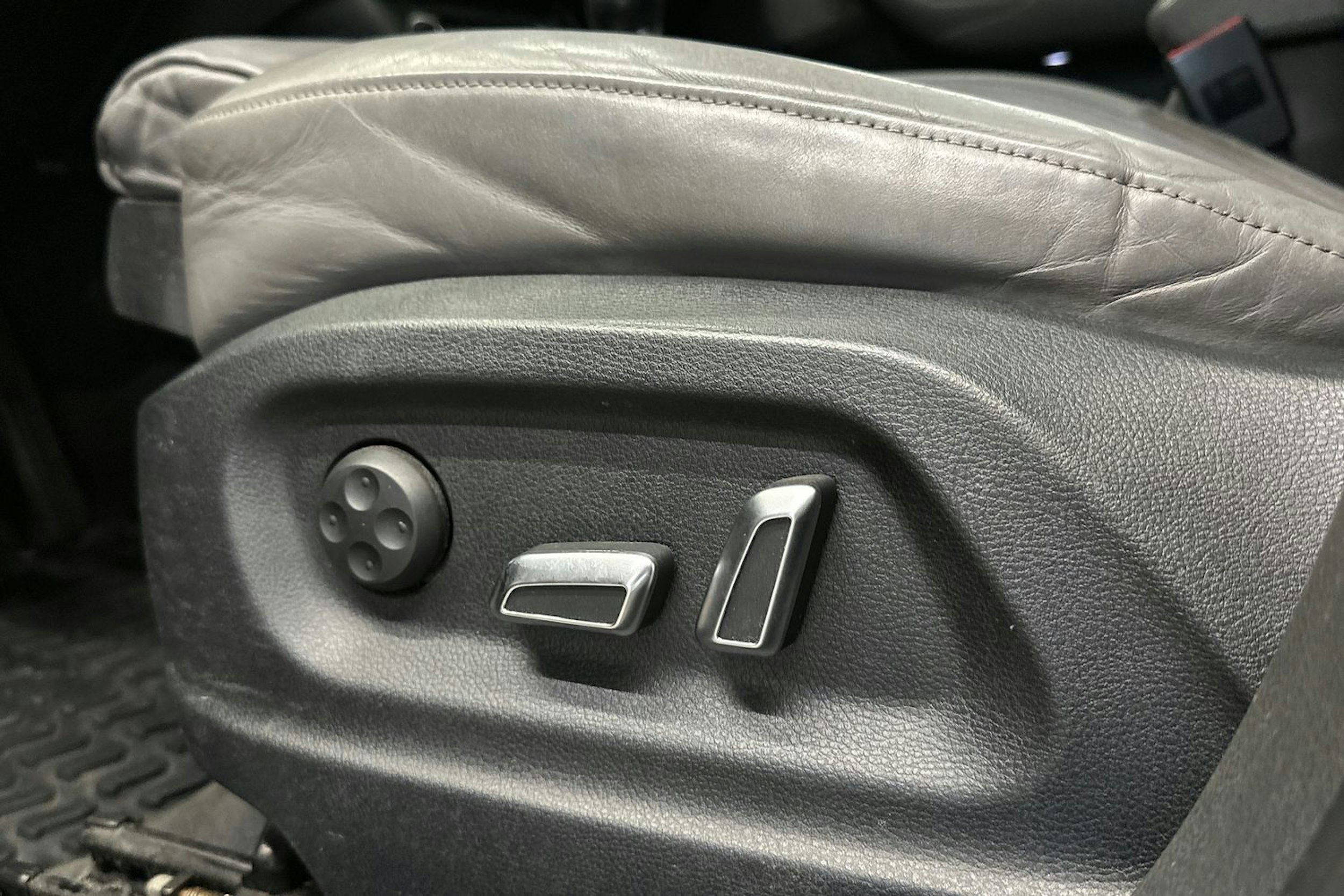 harmaa Audi Q3 2015 kuva 16.