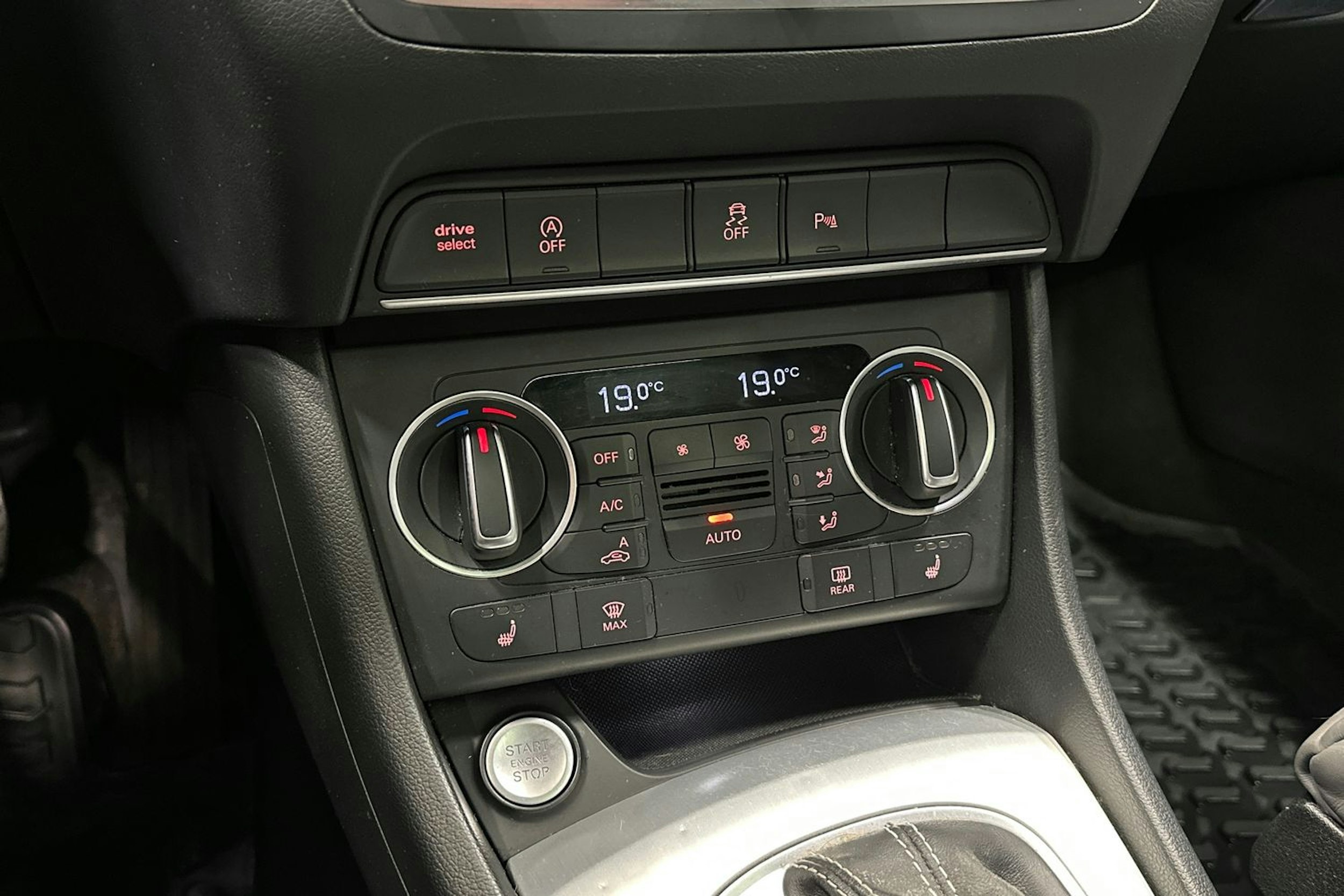 harmaa Audi Q3 2015 kuva 26.