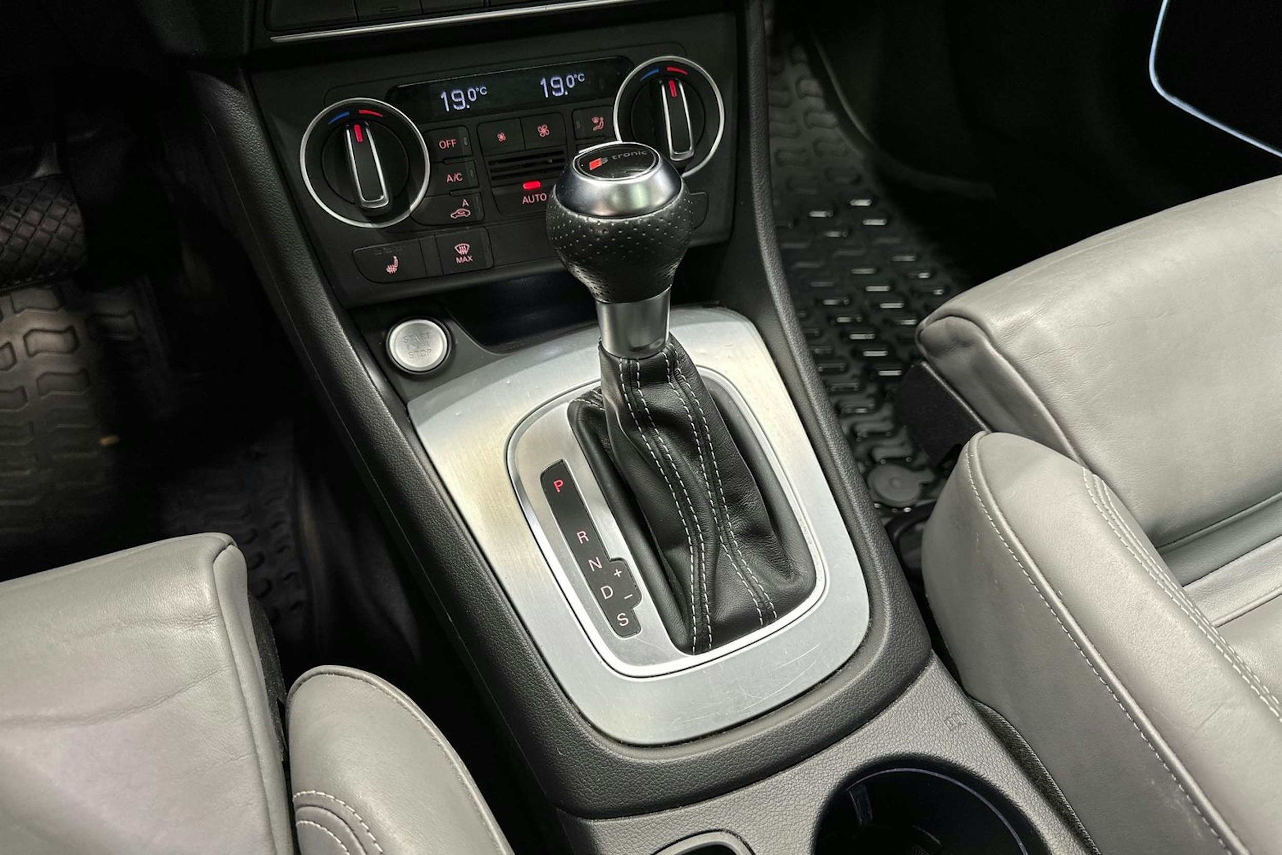 harmaa Audi Q3 2015 kuva 27.
