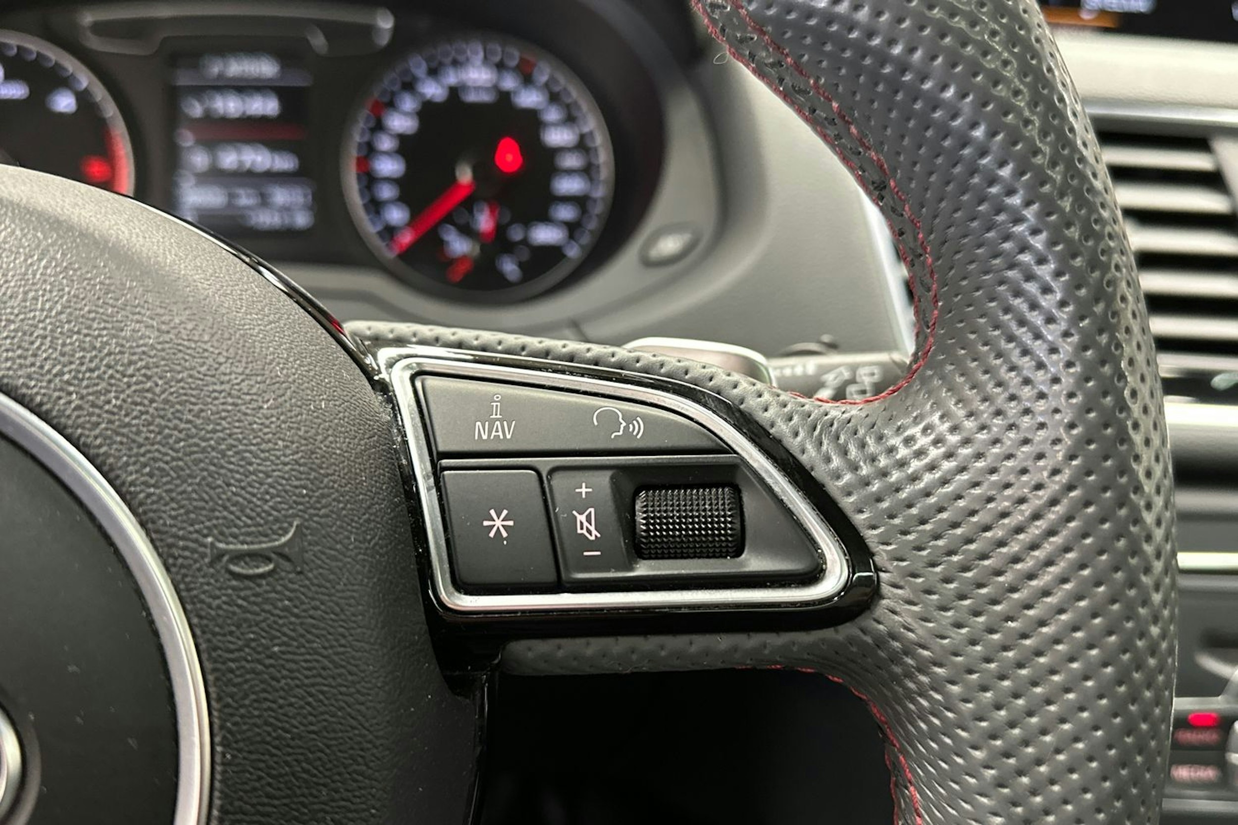 harmaa Audi Q3 2015 kuva 33.