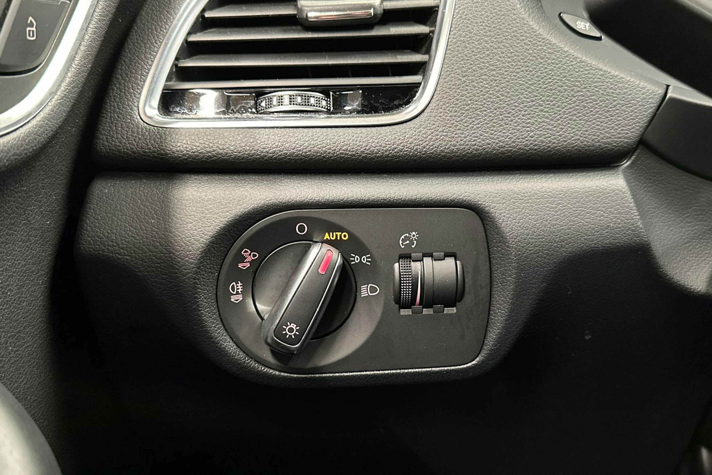 harmaa Audi Q3 2015 kuva 35.