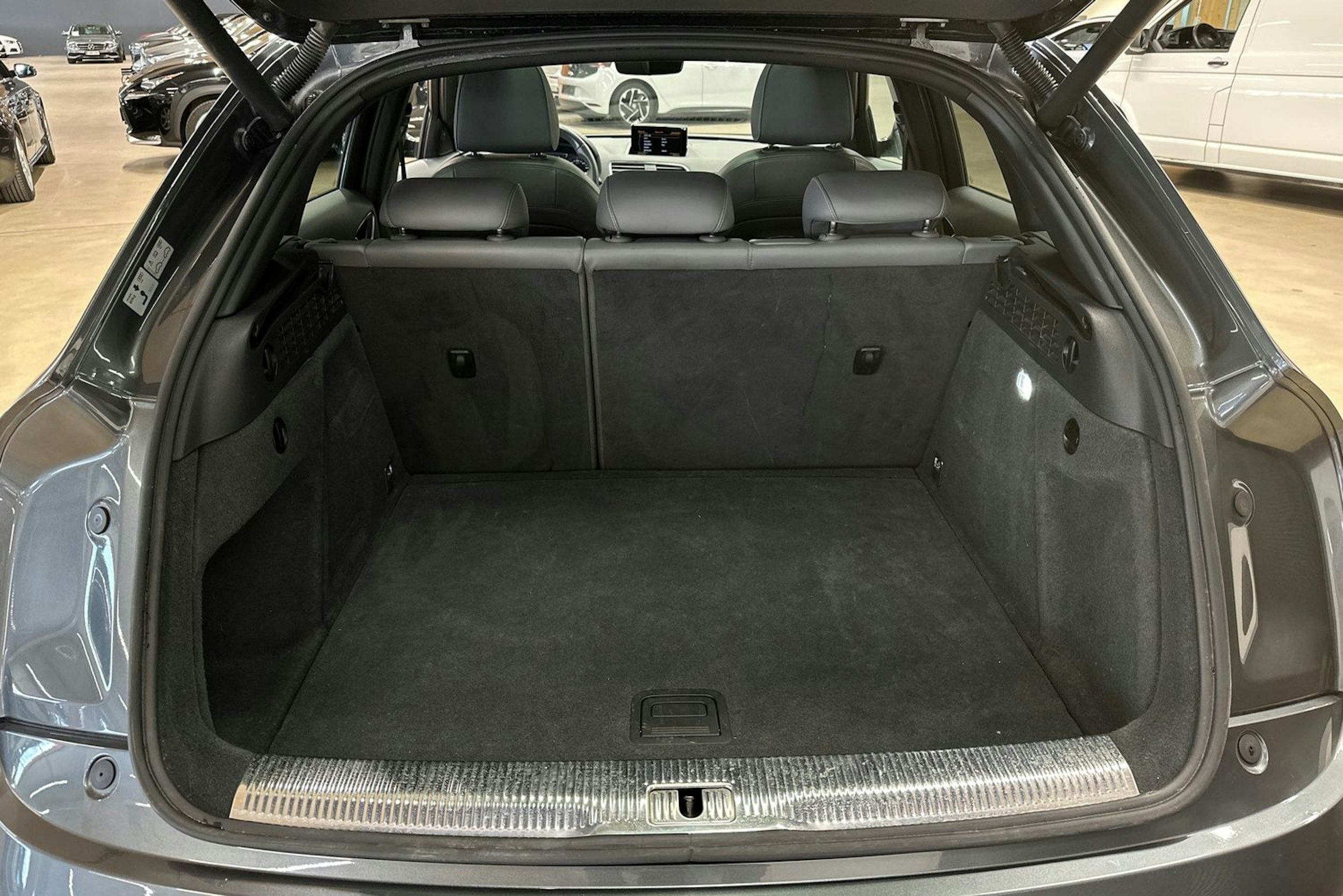harmaa Audi Q3 2015 kuva 38.